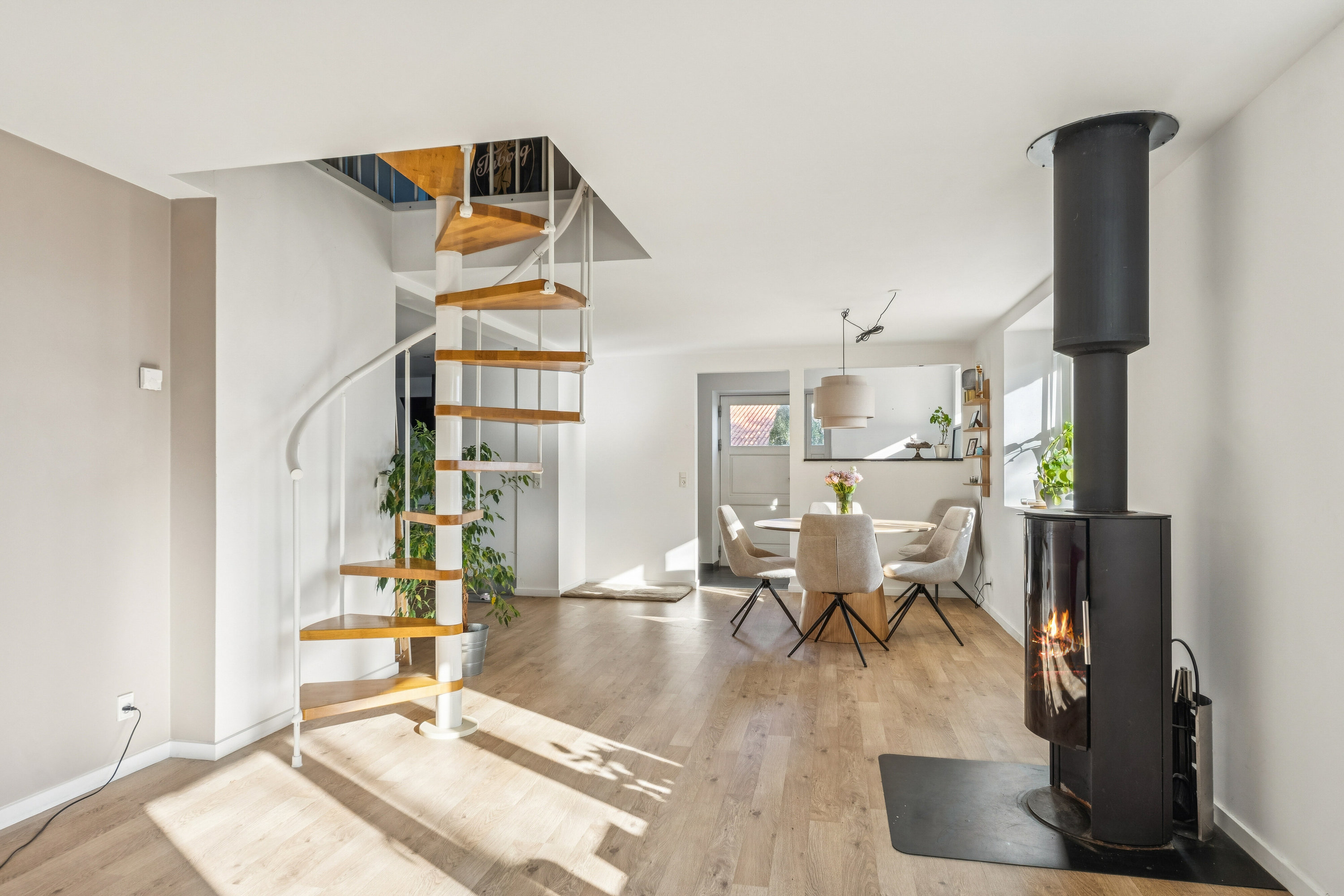 Fremhævet stue billede i fuldskærmstilstand. Billede af Sømosen 1, Sjørslev, 8620 Kjellerup