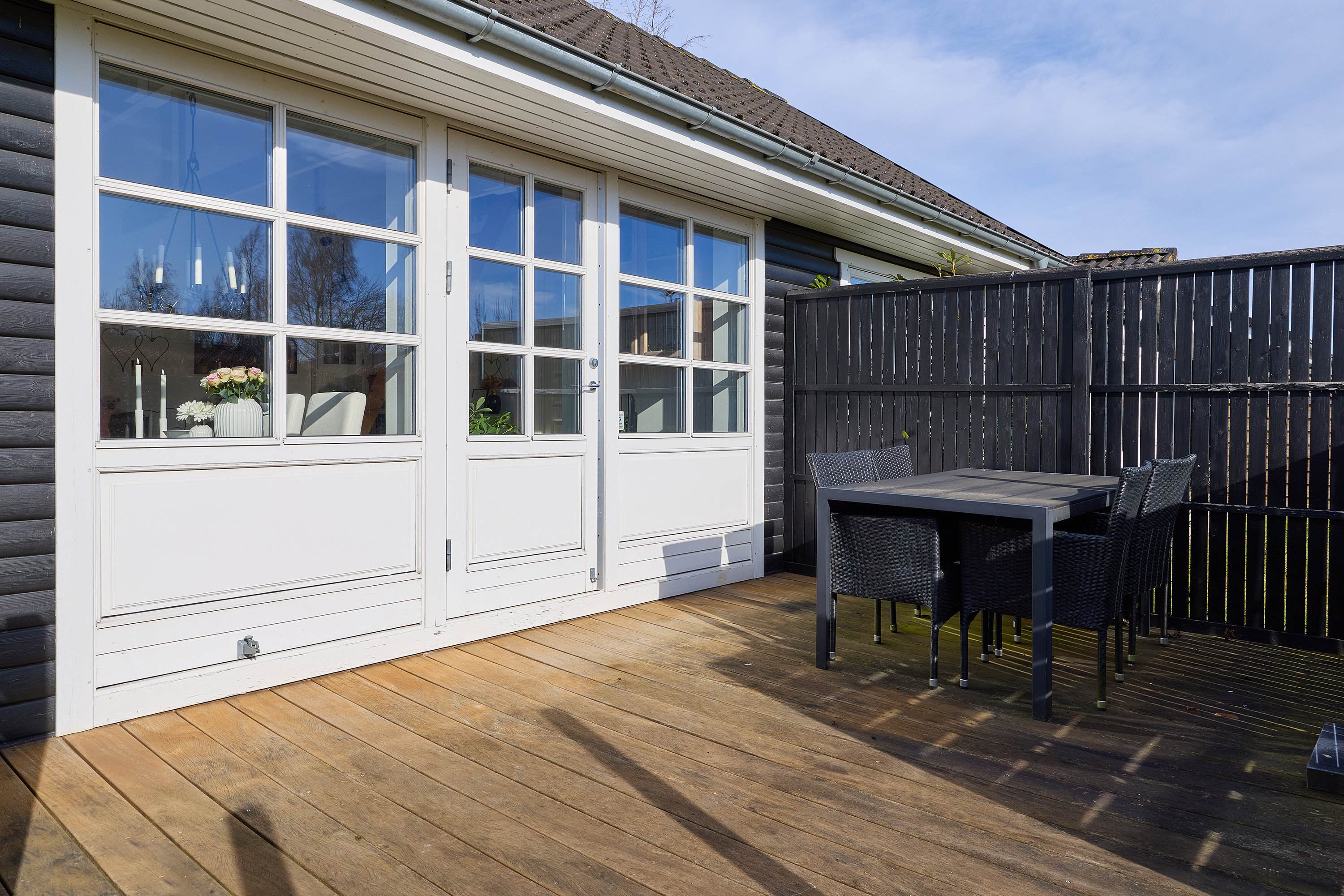 Fremhævet terrasse billede i fuldskærmstilstand. Billede af Lærkevej 34, 4040 Jyllinge