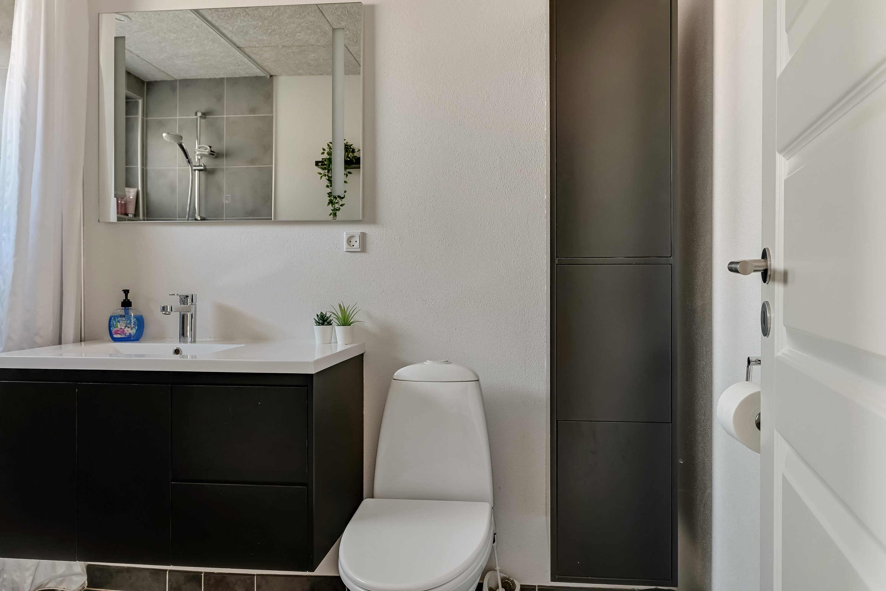 Fremhævet badeværelse billede i fuldskærmstilstand. Billede af Æblevej 7, 7250 Hejnsvig