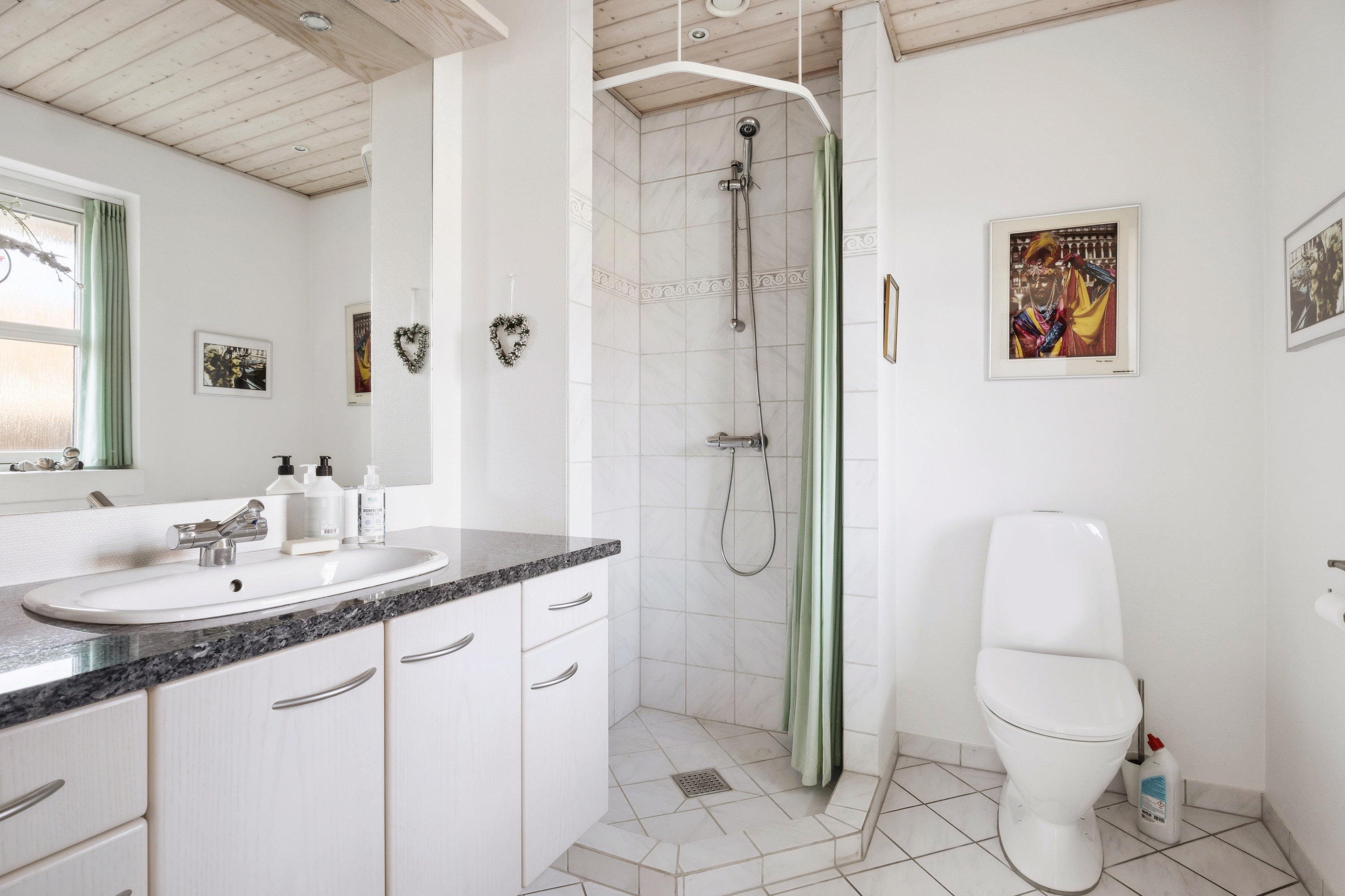 Fremhævet badeværelse billede i fuldskærmstilstand. Billede af Porsvej 5, 2670 Greve