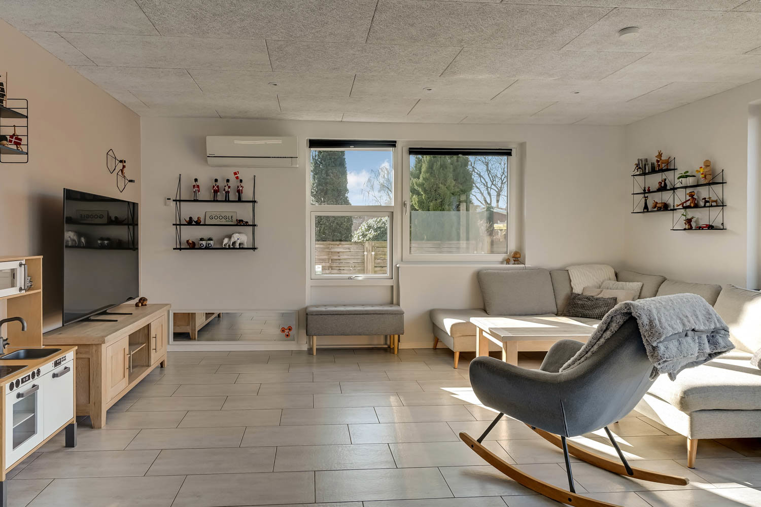 Fremhævet stue billede i fuldskærmstilstand. Billede af Æblevej 7, 7250 Hejnsvig