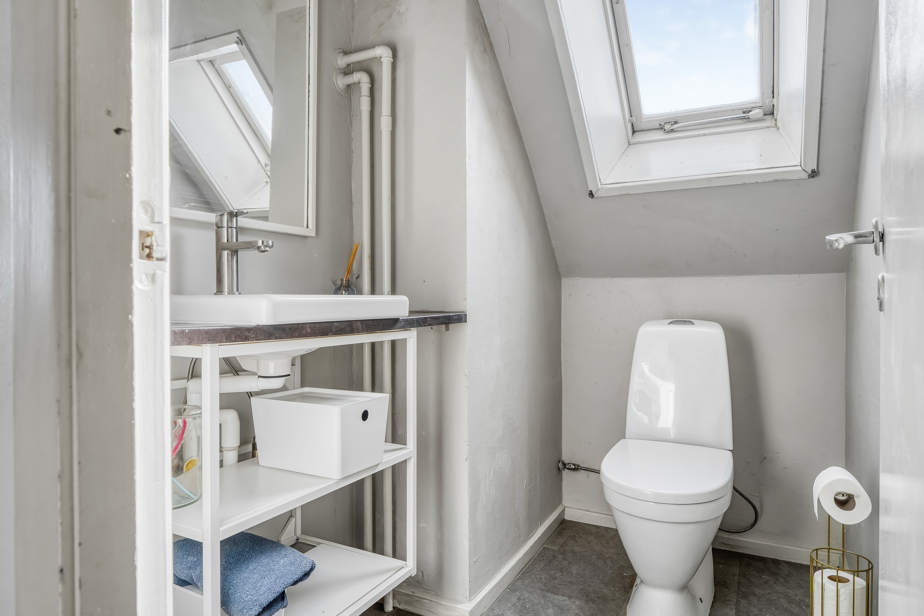 Fremhævet toilet billede i fuldskærmstilstand. Billede af Kurreholmvej 12, 3330 Gørløse