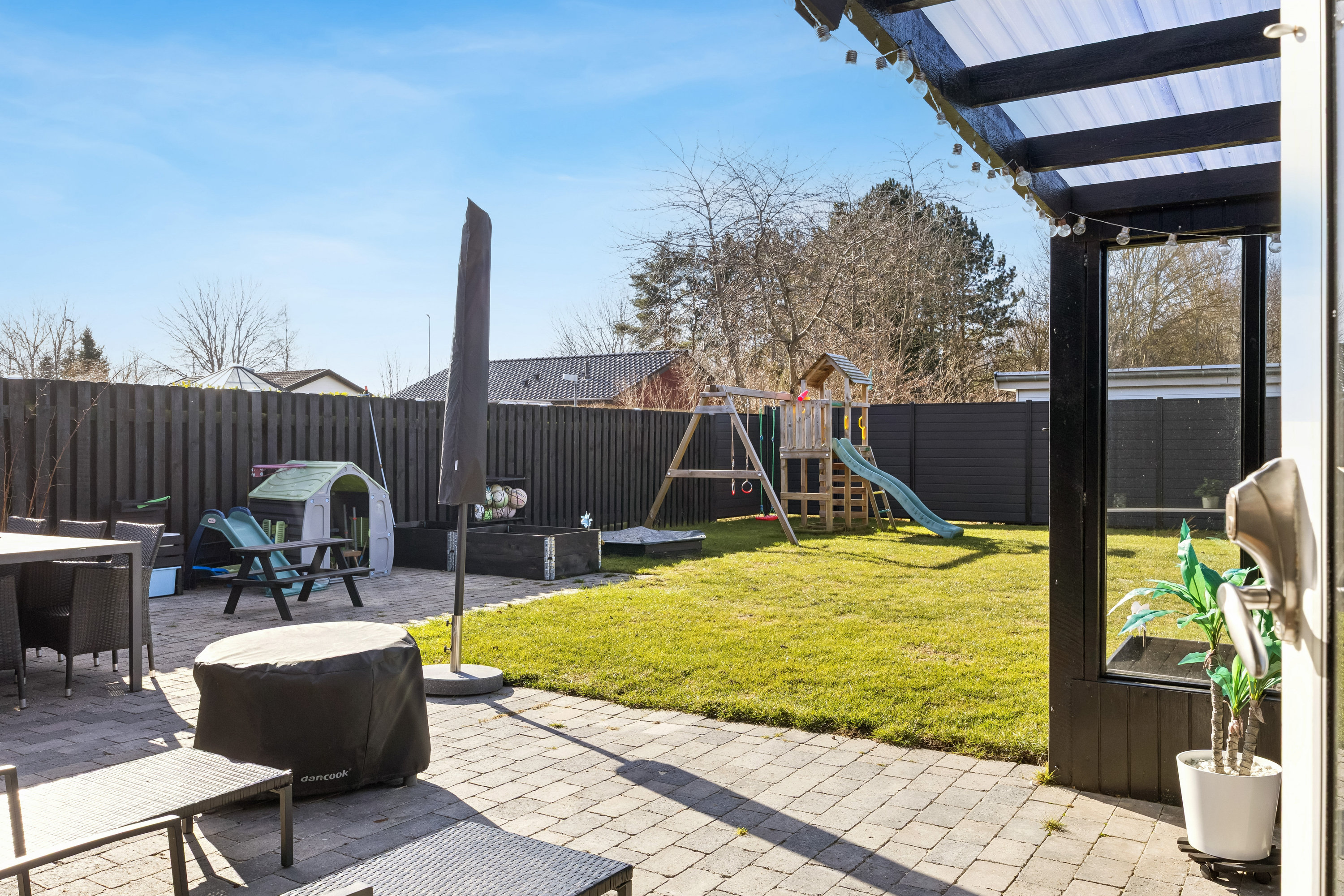 Fremhævet terrasse billede i fuldskærmstilstand. Billede af Hovgårdsparken 135, 2670 Greve