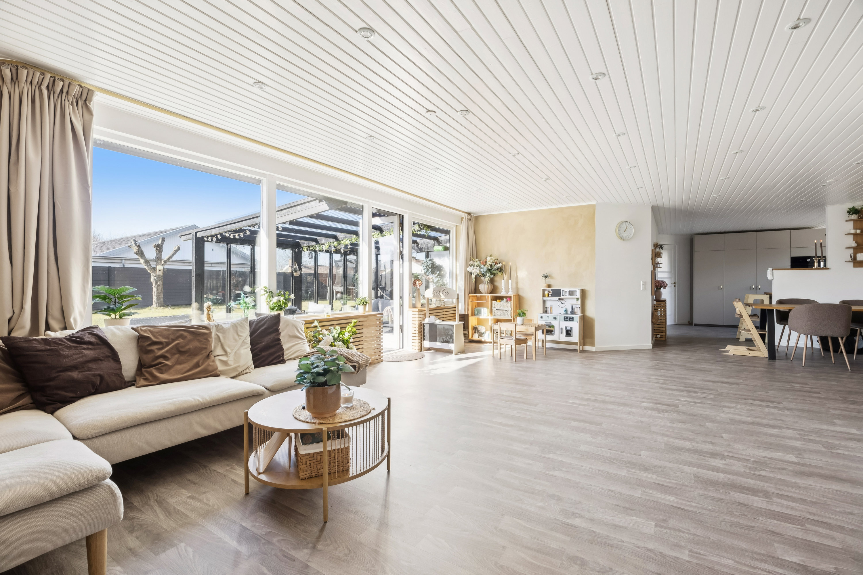 Fremhævet stue billede i fuldskærmstilstand. Billede af Hovgårdsparken 135, 2670 Greve