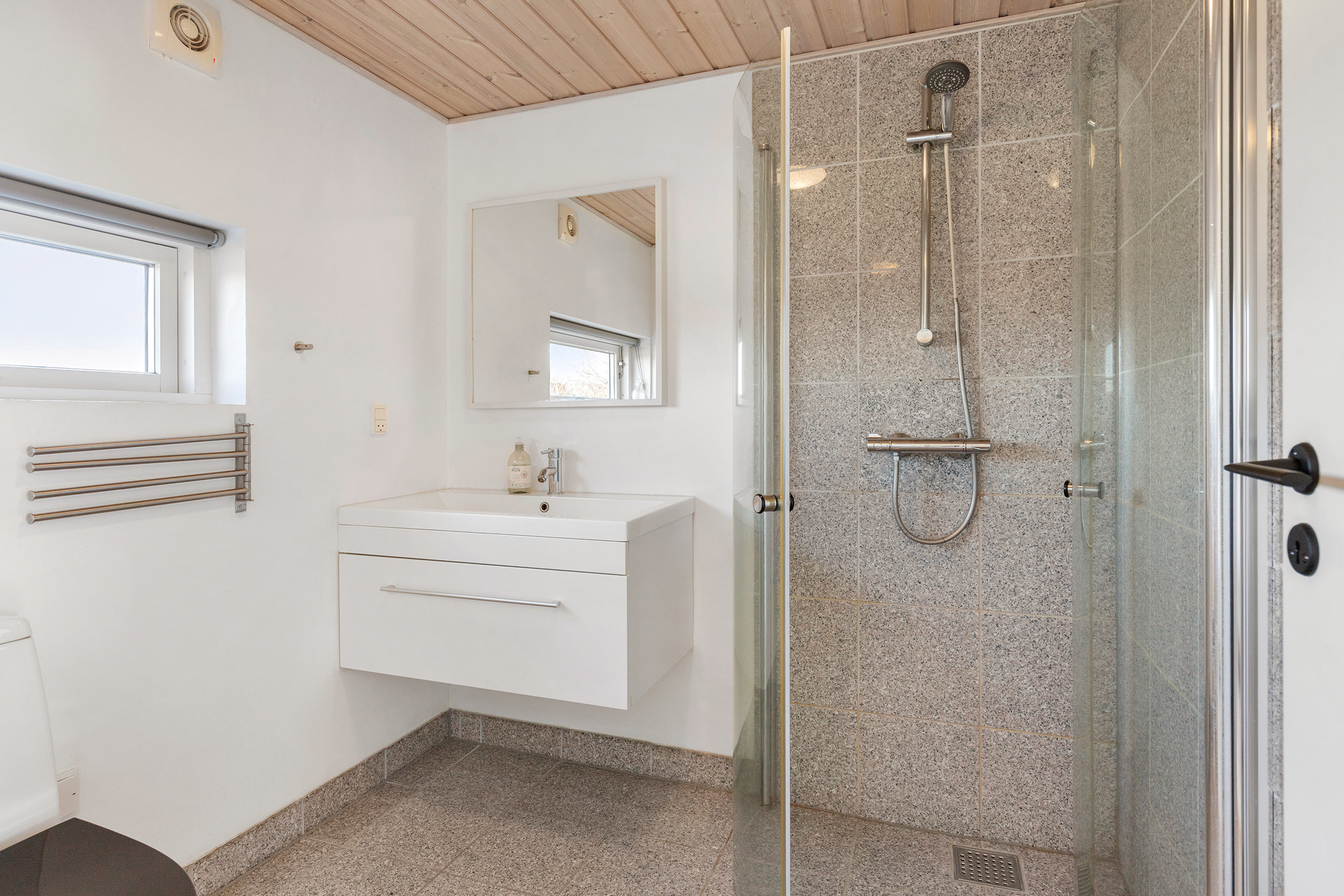 Fremhævet badeværelse billede i fuldskærmstilstand. Billede af Kronvildtvej 156, Krogen, 9460 Brovst