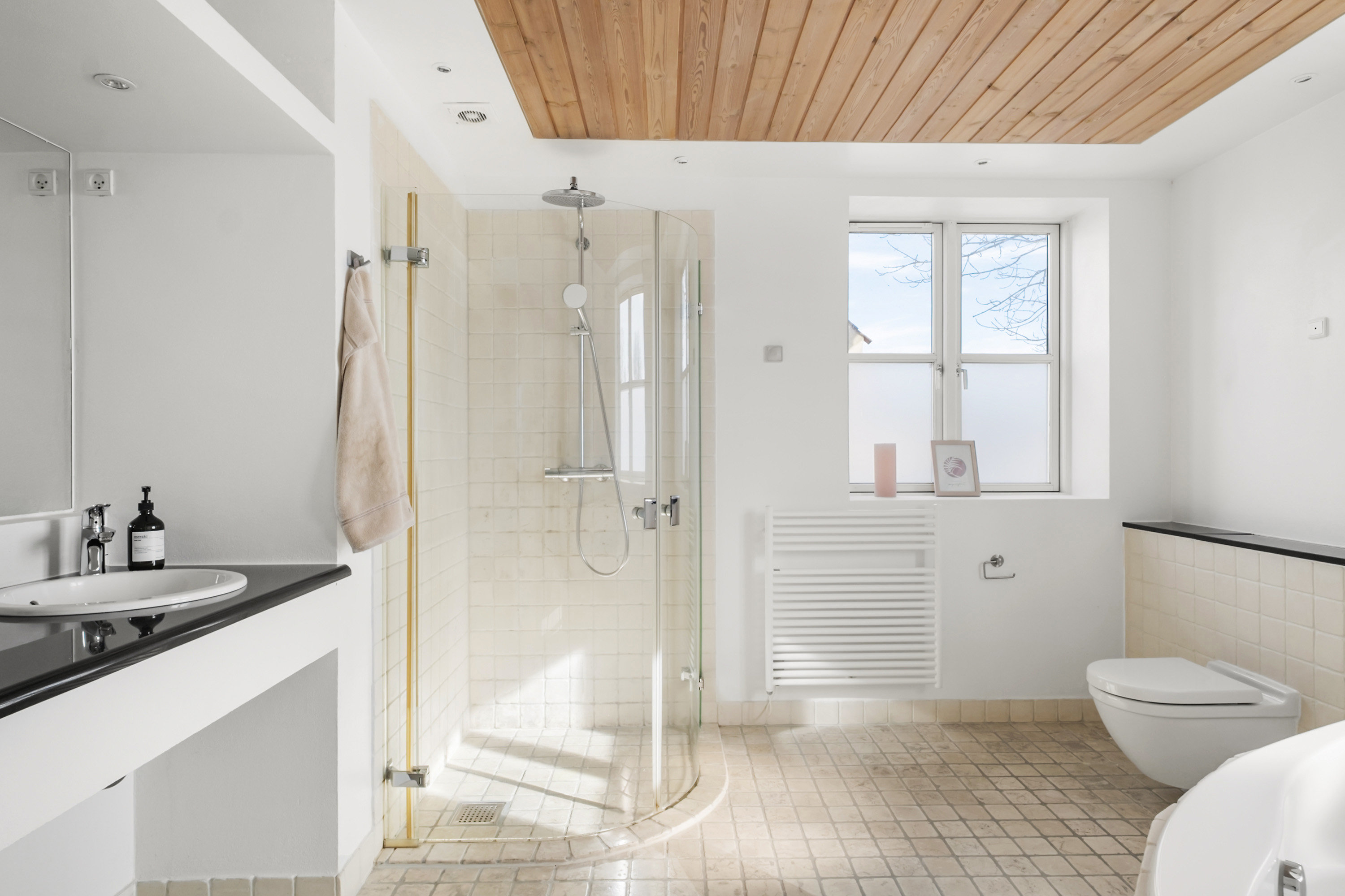 Fremhævet badeværelse billede i fuldskærmstilstand. Billede af Farum Hovedgade 71A, st.. tv., 3520 Farum