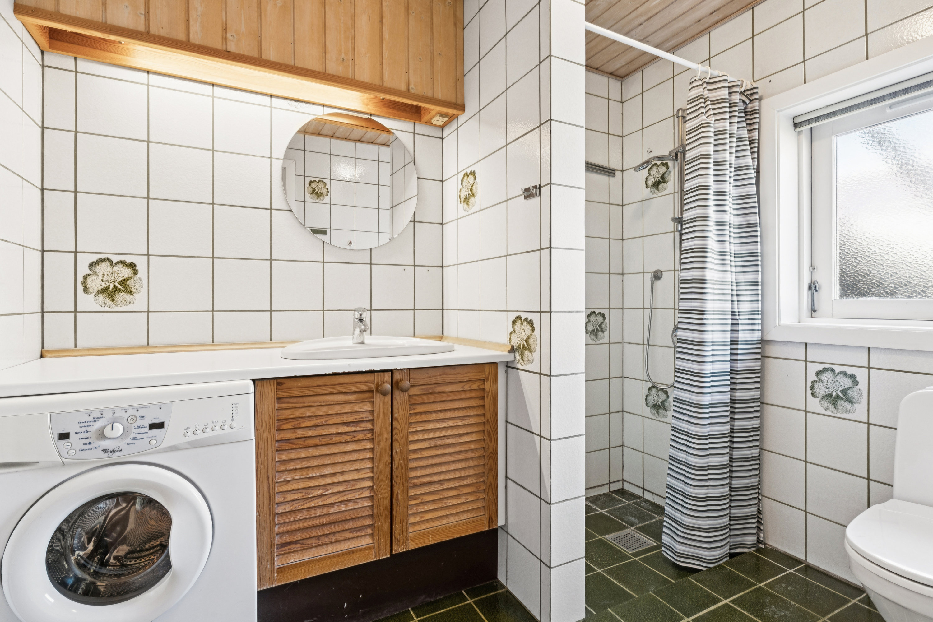 Fremhævet badeværelse billede i fuldskærmstilstand. Billede af Gartnervangen 12B, 9240 Nibe