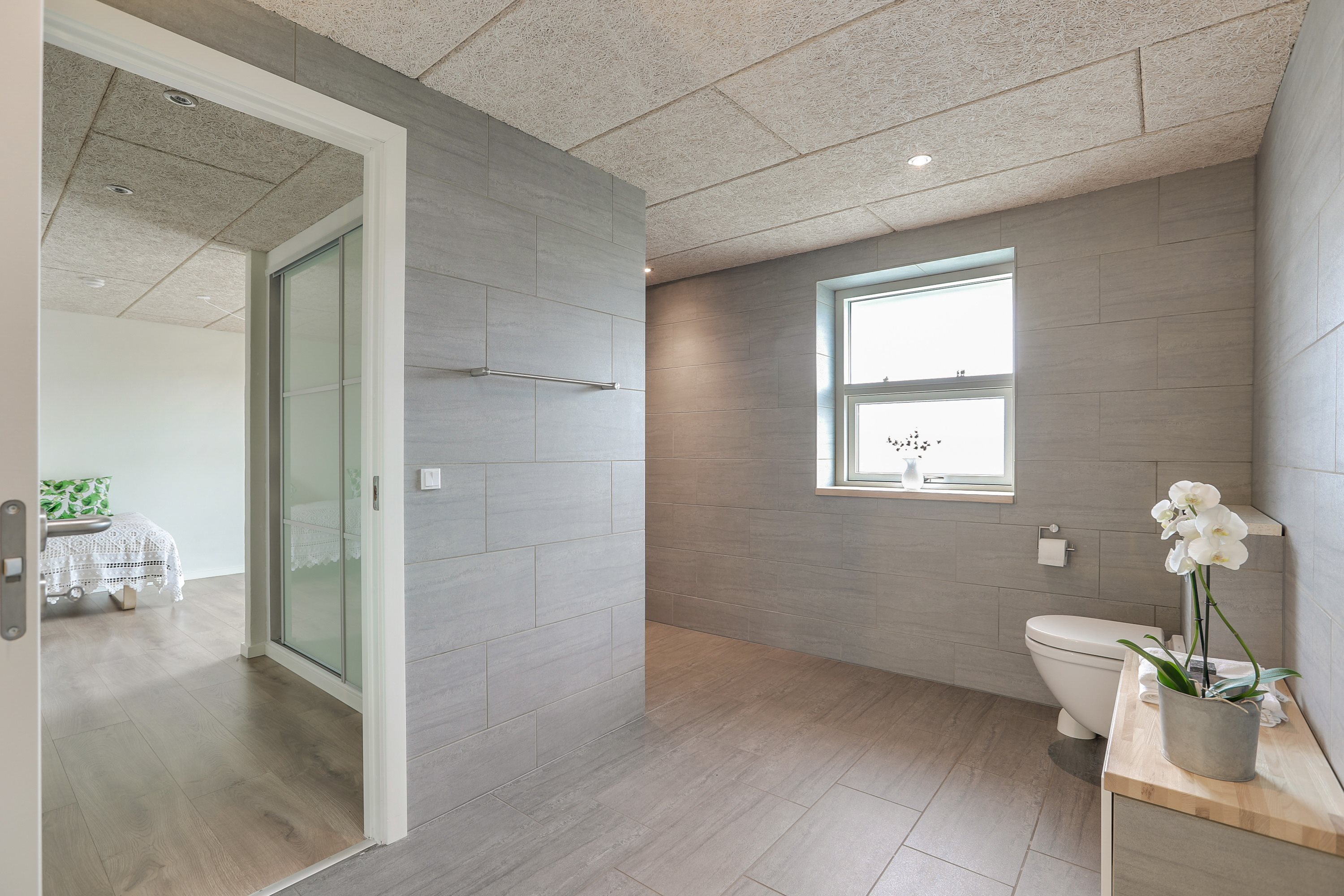 Fremhævet badeværelse billede i fuldskærmstilstand. Billede af Tennisskoven 4, 9320 Hjallerup