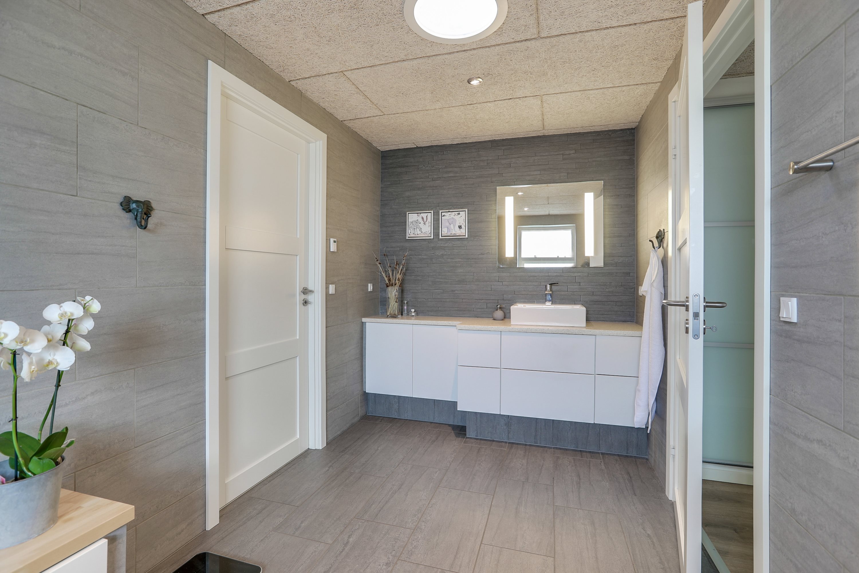 Fremhævet badeværelse billede i fuldskærmstilstand. Billede af Tennisskoven 4, 9320 Hjallerup