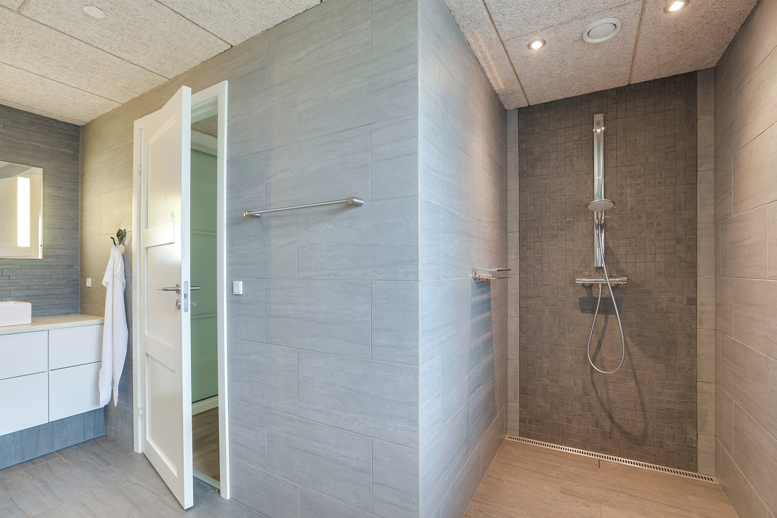 Fremhævet badeværelse billede i fuldskærmstilstand. Billede af Tennisskoven 4, 9320 Hjallerup