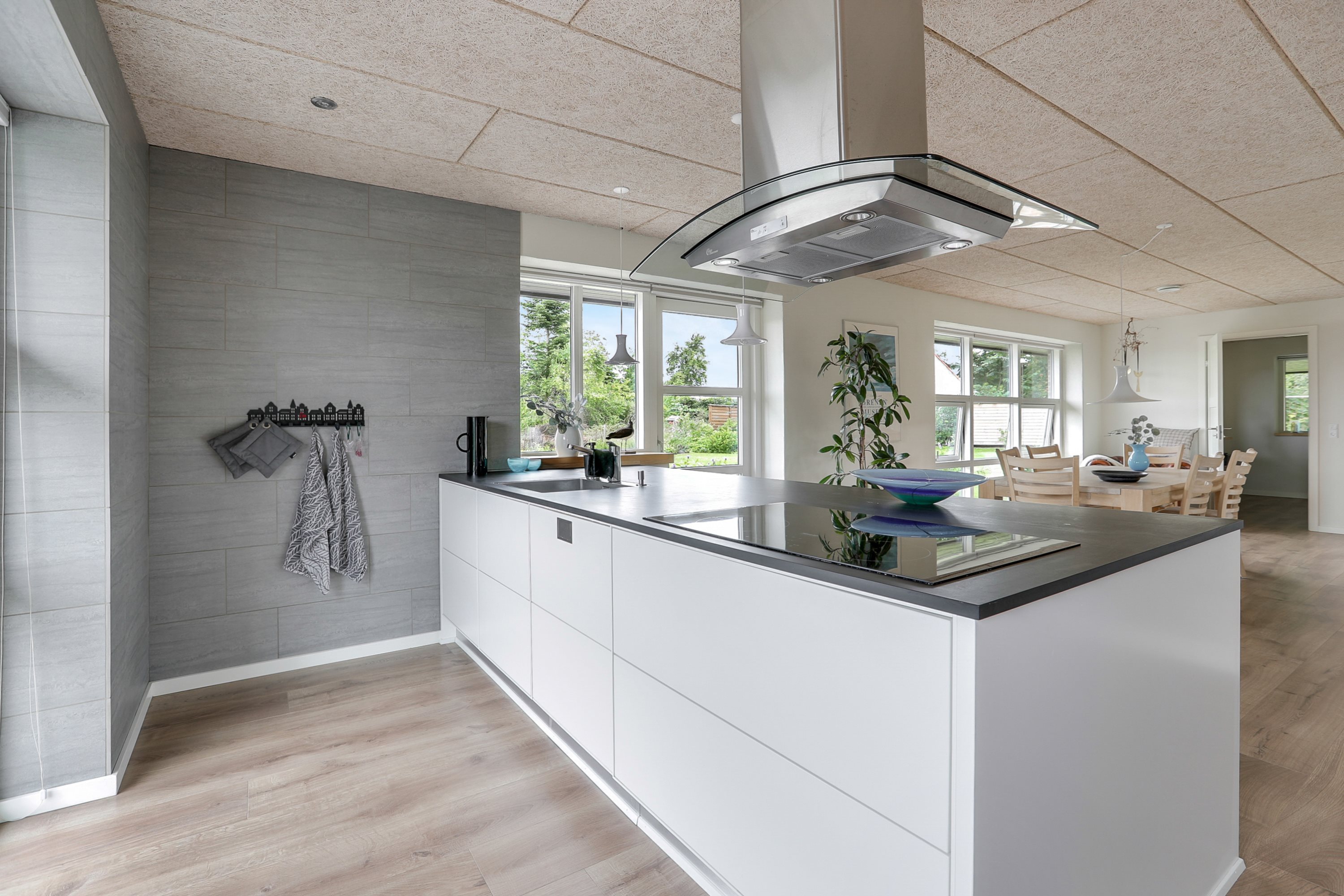 Fremhævet køkken billede i fuldskærmstilstand. Billede af Tennisskoven 4, 9320 Hjallerup