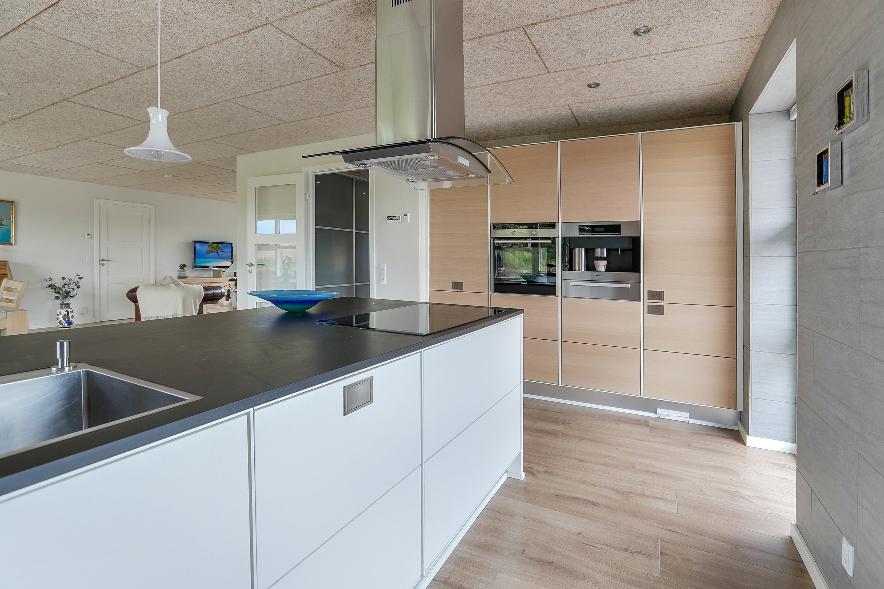 Fremhævet køkken billede i fuldskærmstilstand. Billede af Tennisskoven 4, 9320 Hjallerup