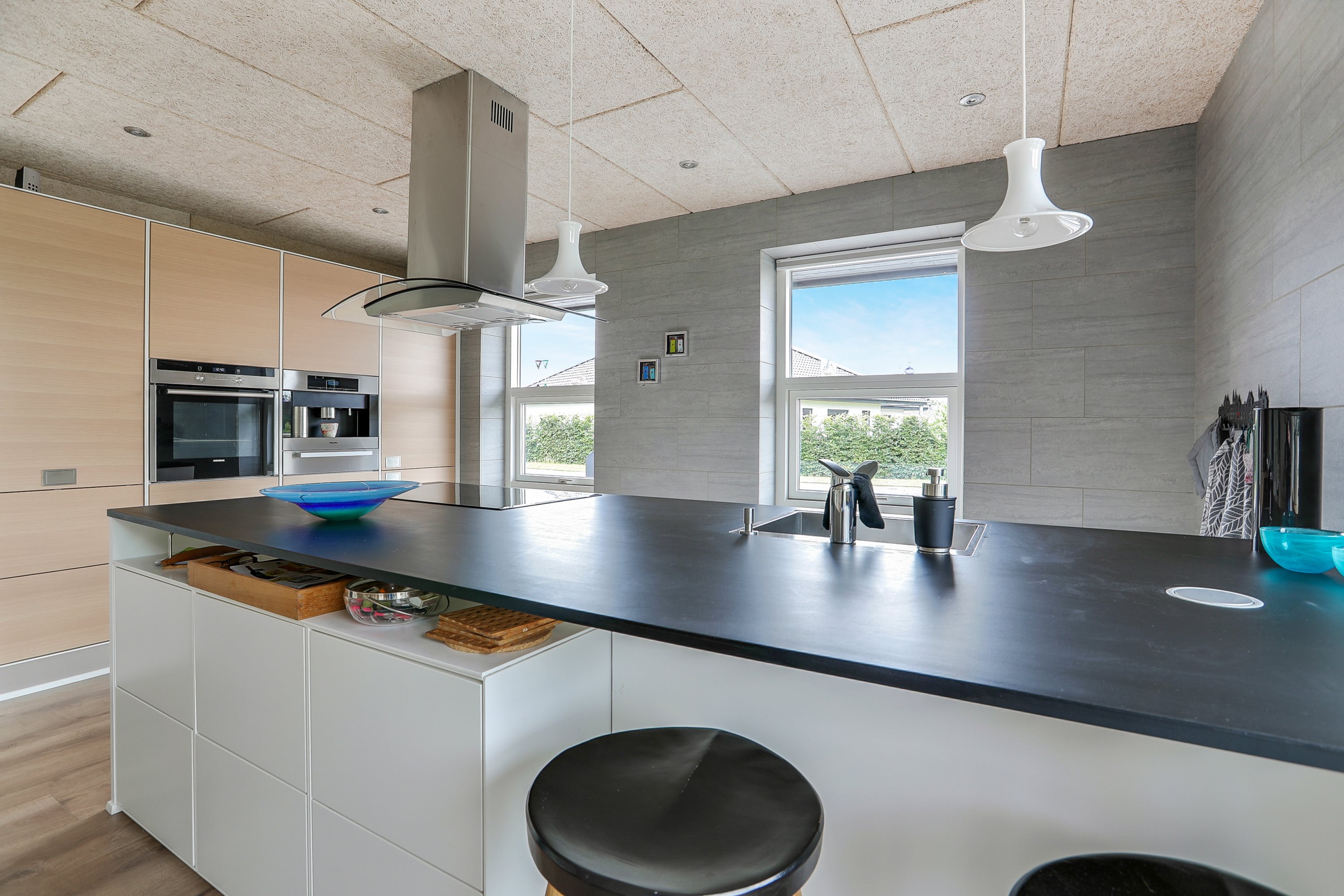 Fremhævet køkken billede i fuldskærmstilstand. Billede af Tennisskoven 4, 9320 Hjallerup