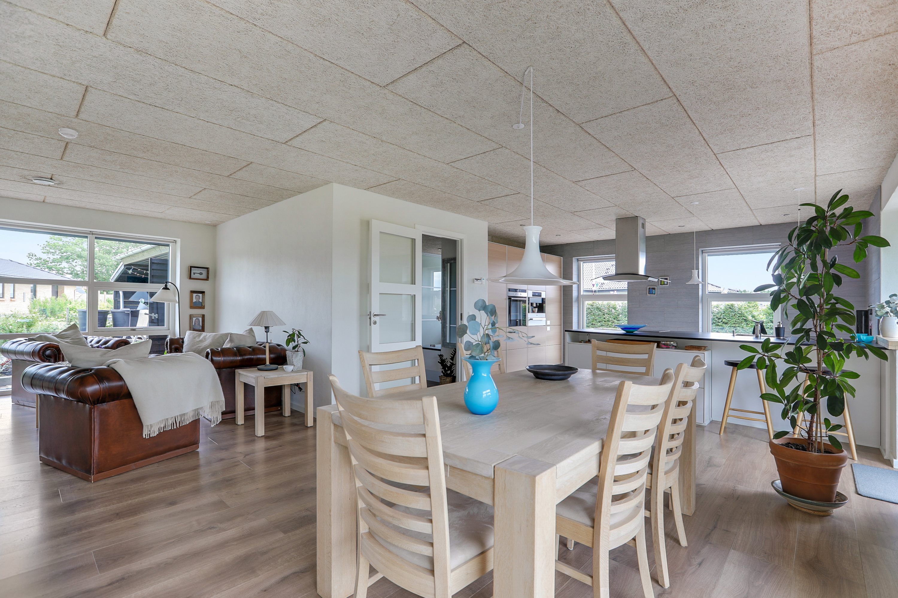 Fremhævet stue billede i fuldskærmstilstand. Billede af Tennisskoven 4, 9320 Hjallerup