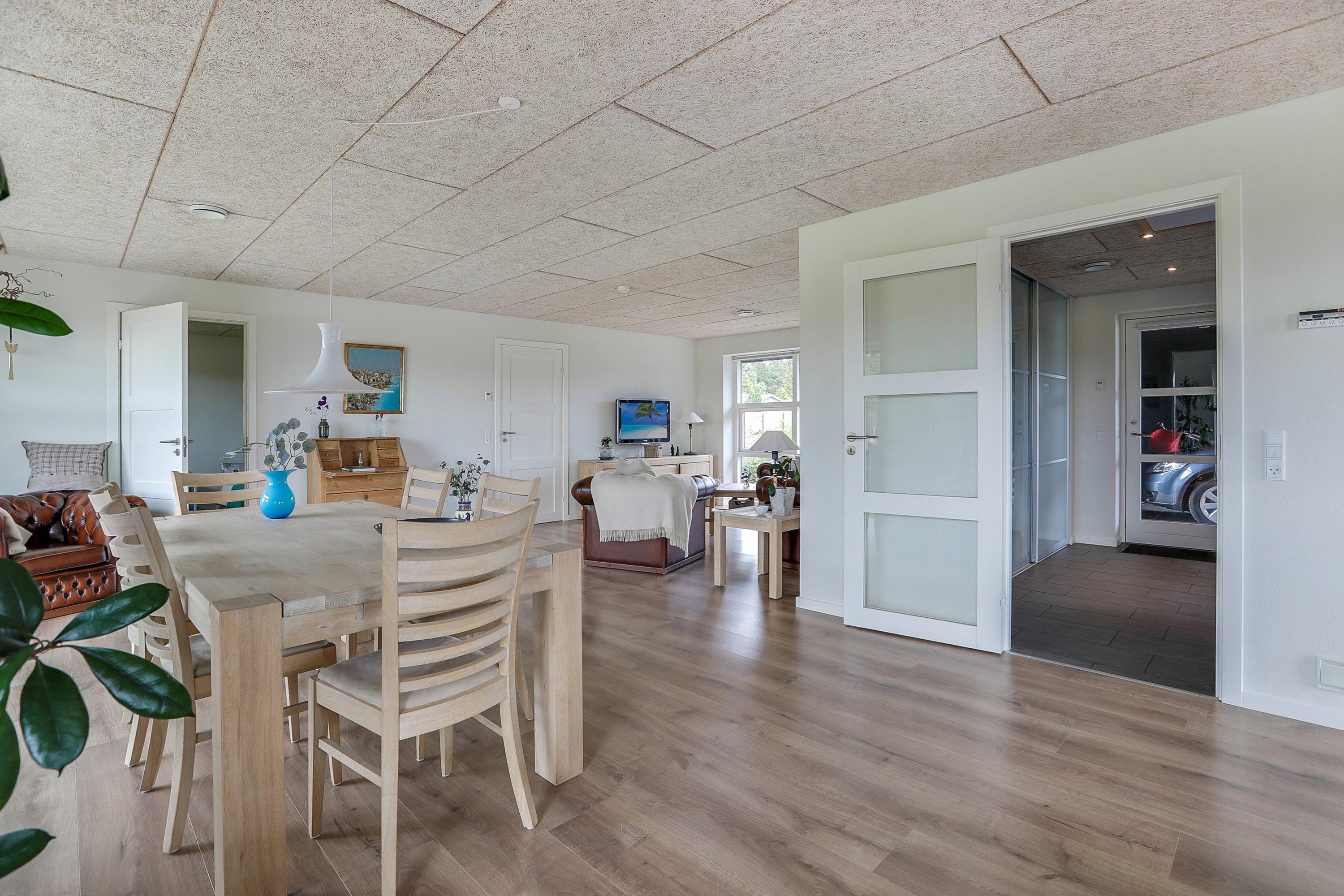 Fremhævet stue billede i fuldskærmstilstand. Billede af Tennisskoven 4, 9320 Hjallerup