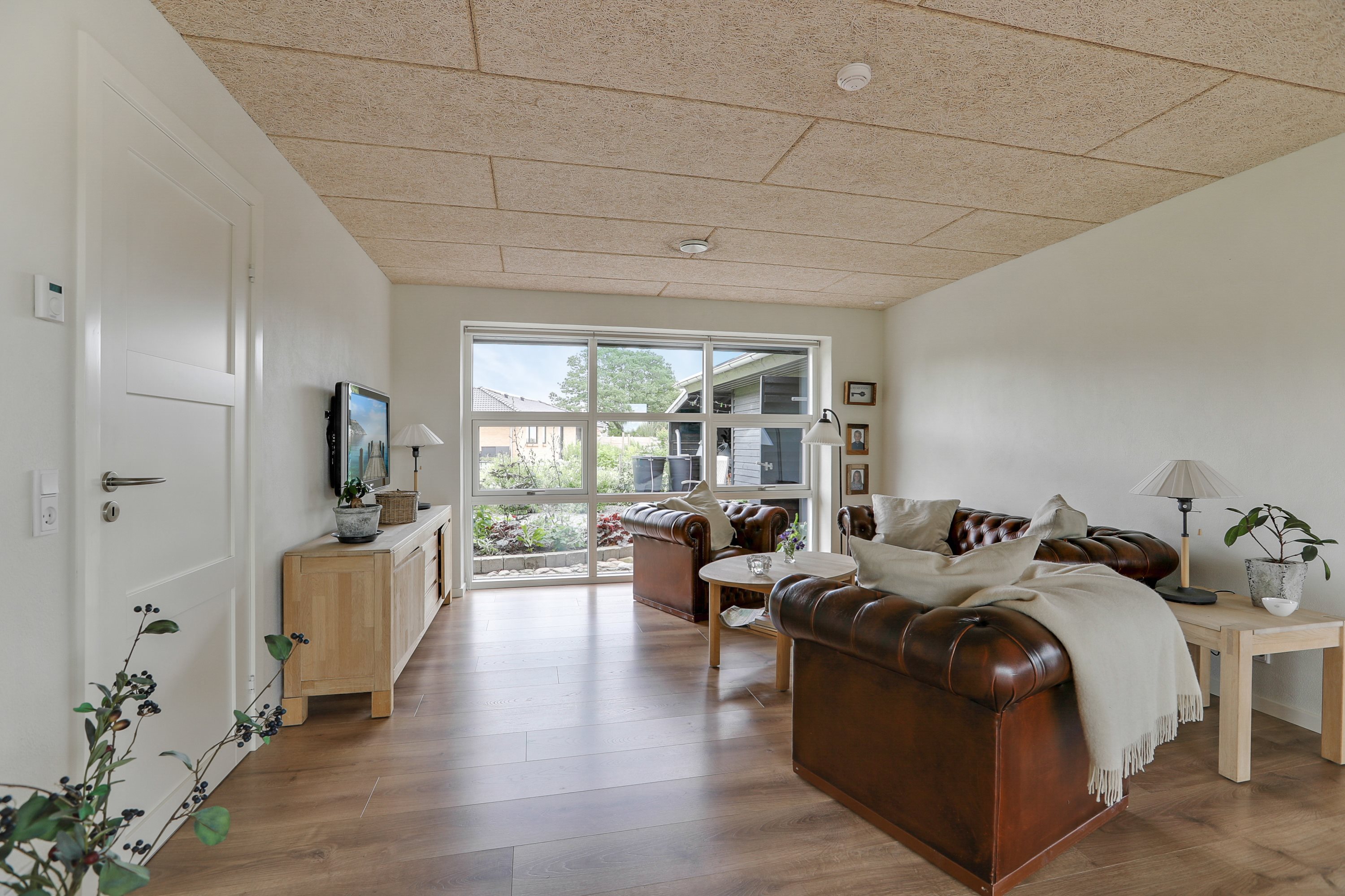 Fremhævet stue billede i fuldskærmstilstand. Billede af Tennisskoven 4, 9320 Hjallerup