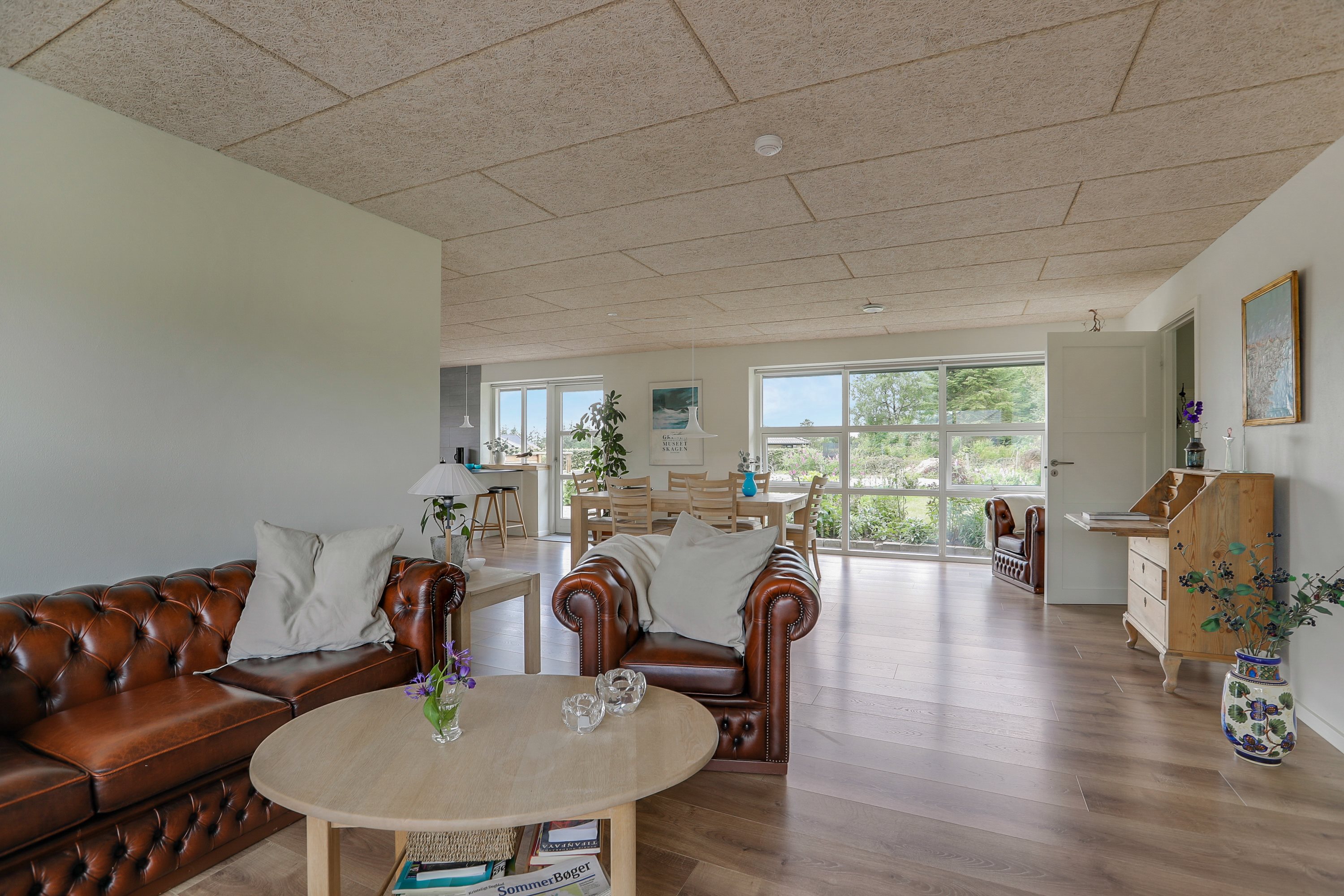 Fremhævet stue billede i fuldskærmstilstand. Billede af Tennisskoven 4, 9320 Hjallerup