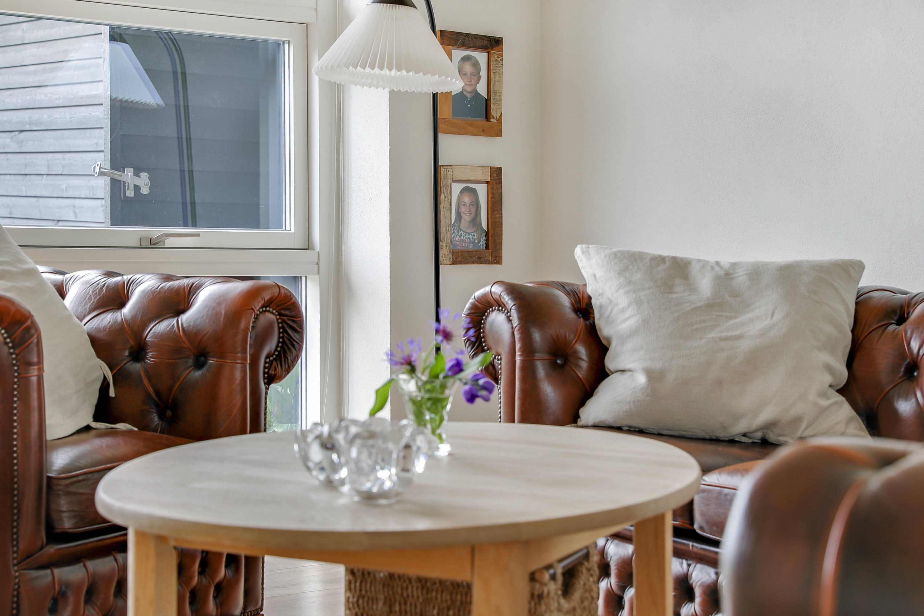 Fremhævet stue billede i fuldskærmstilstand. Billede af Tennisskoven 4, 9320 Hjallerup