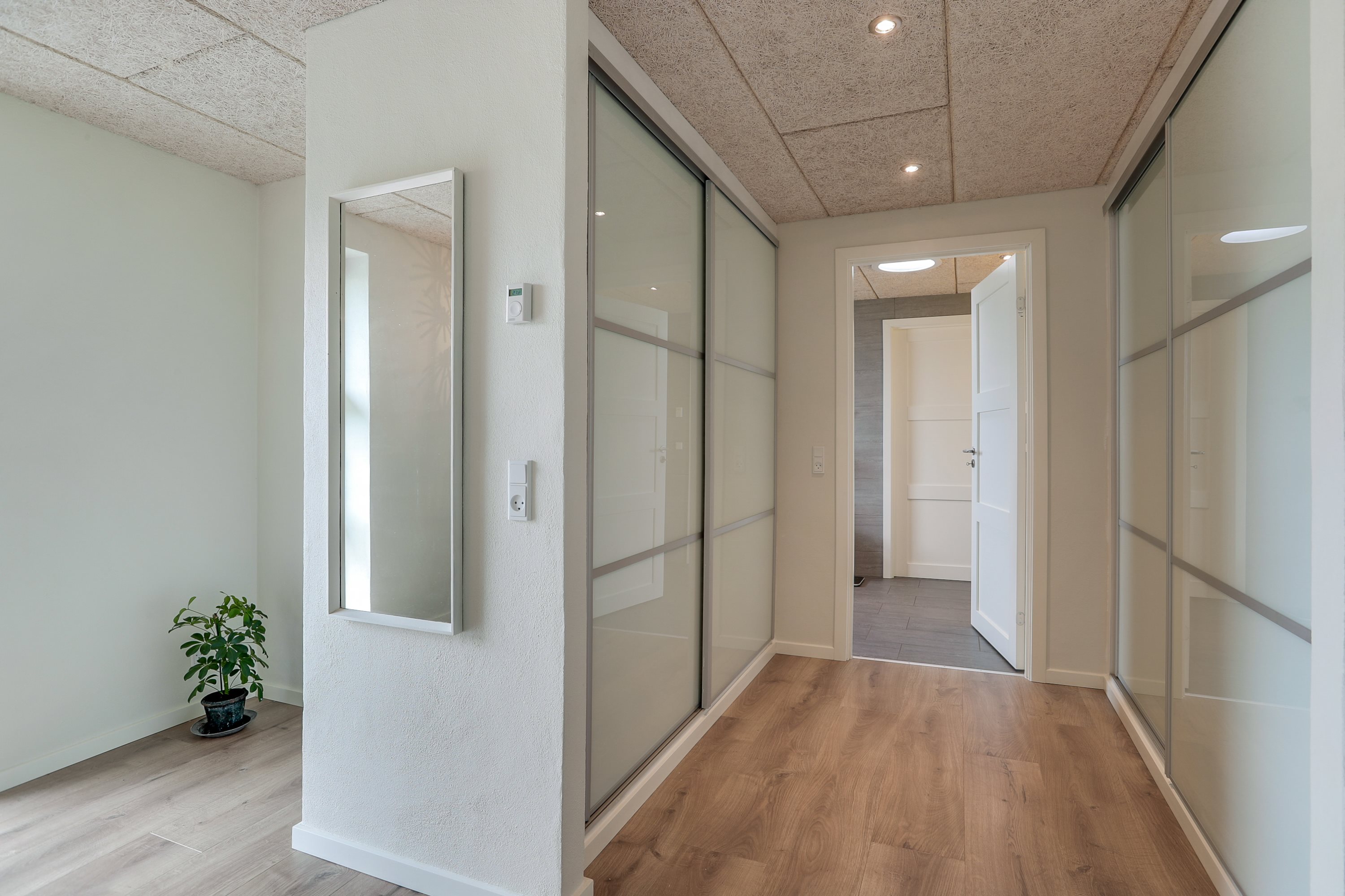 Fremhævet walkin closet billede i fuldskærmstilstand. Billede af Tennisskoven 4, 9320 Hjallerup