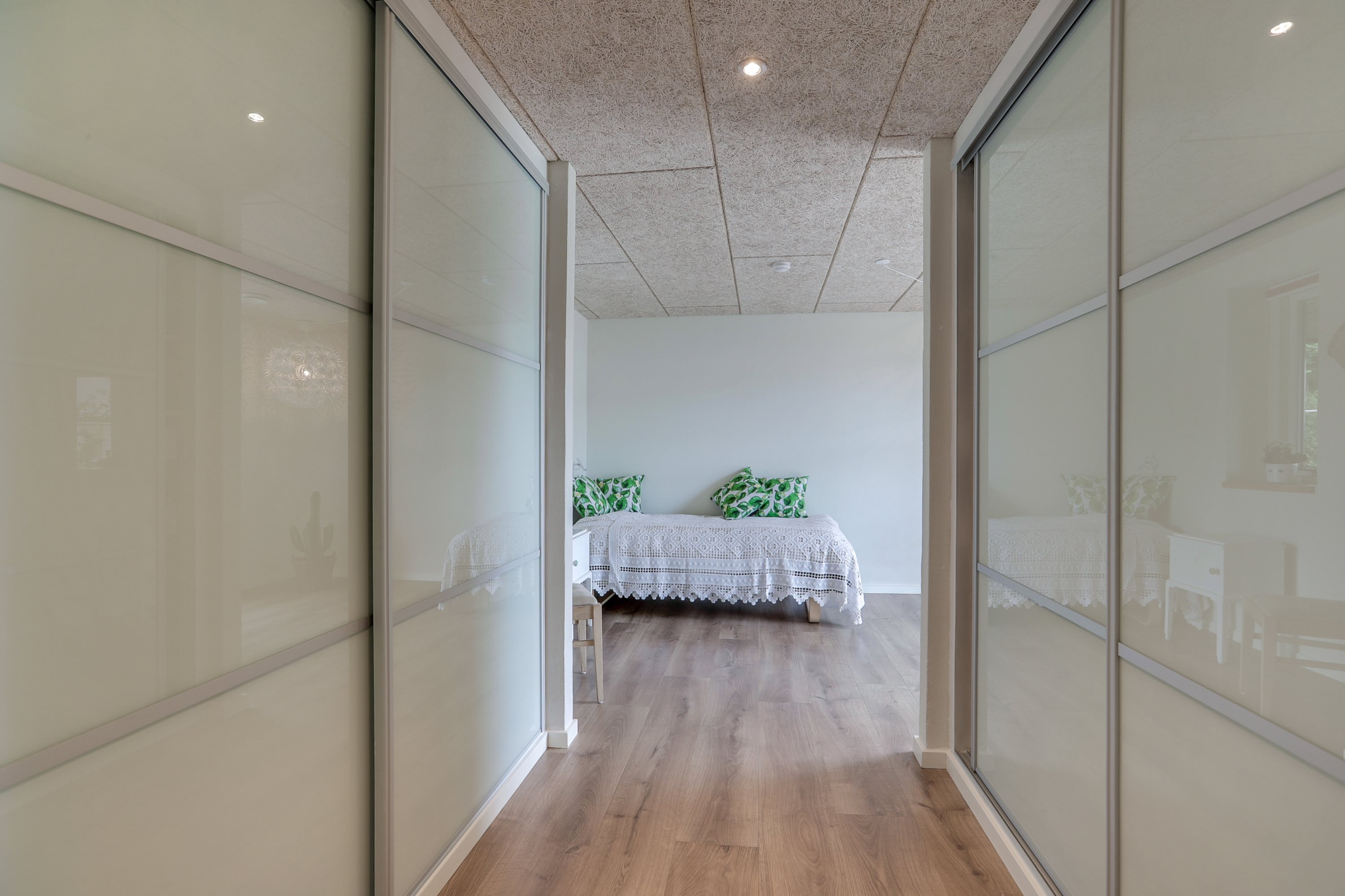 Fremhævet walkin closet billede i fuldskærmstilstand. Billede af Tennisskoven 4, 9320 Hjallerup