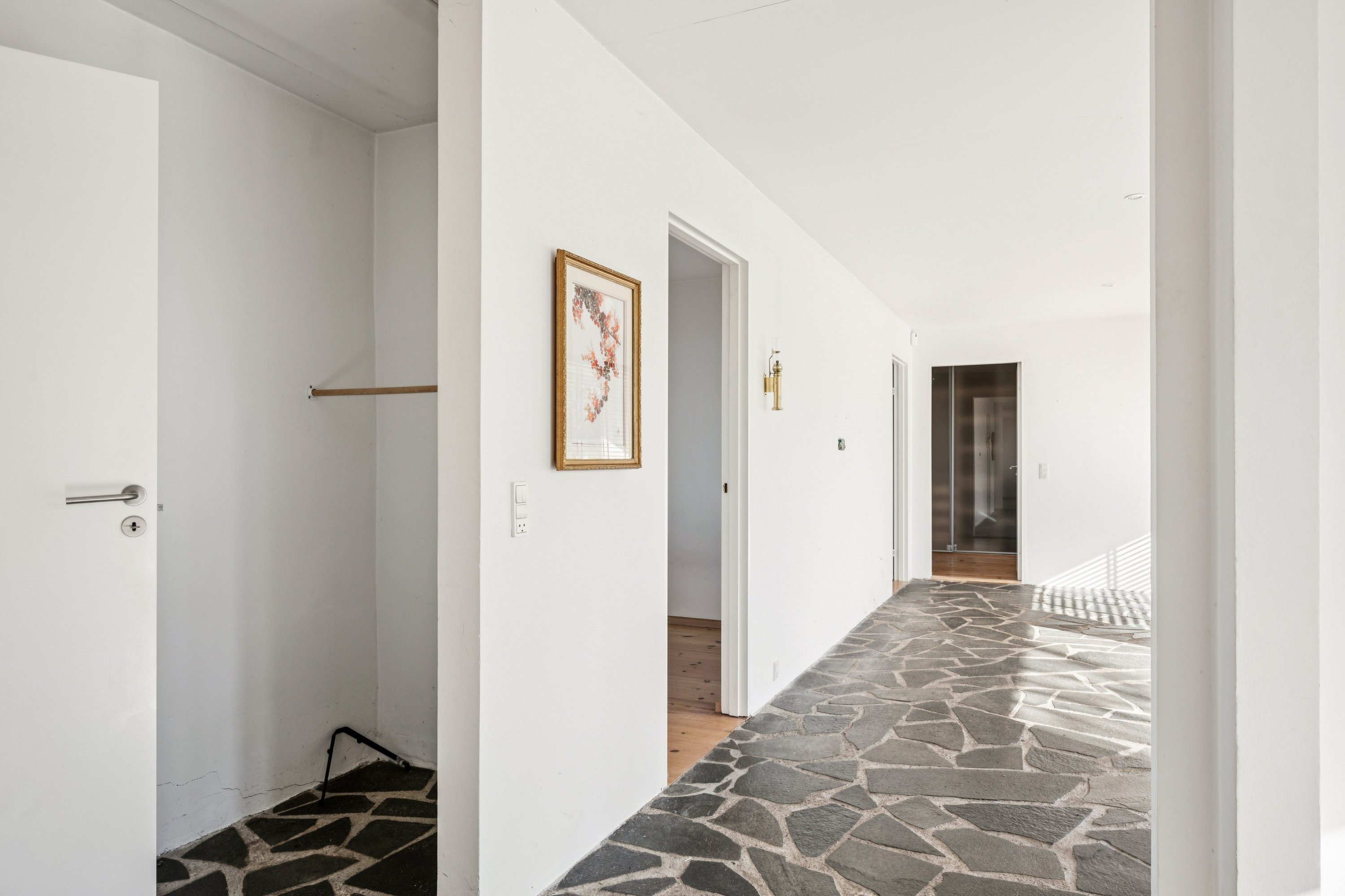 Fremhævet gang billede i fuldskærmstilstand. Billede af Hulvej 10A, B og C, 8400 Ebeltoft