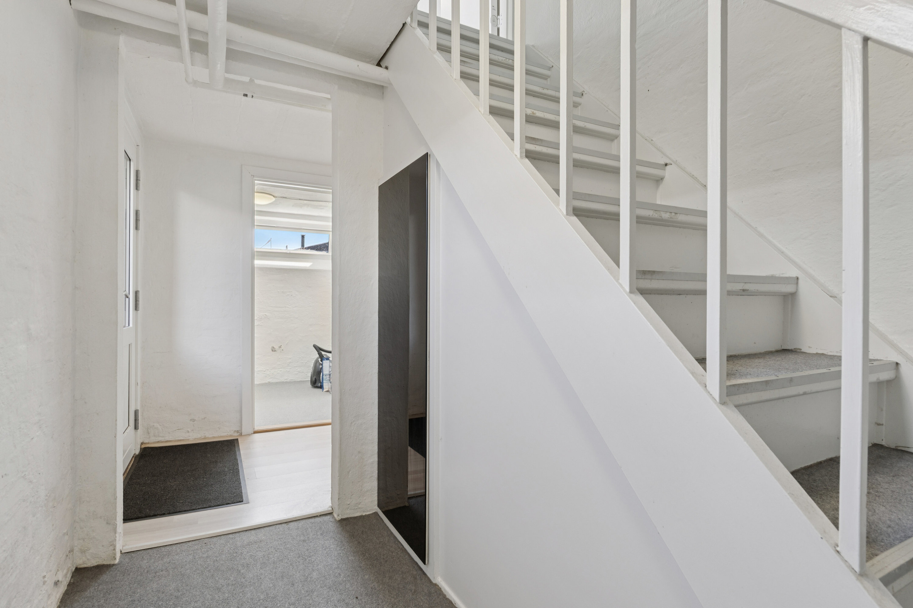 Fremhævet trappeopgang billede i fuldskærmstilstand. Billede af Skovvej 18, 9800 Hjørring