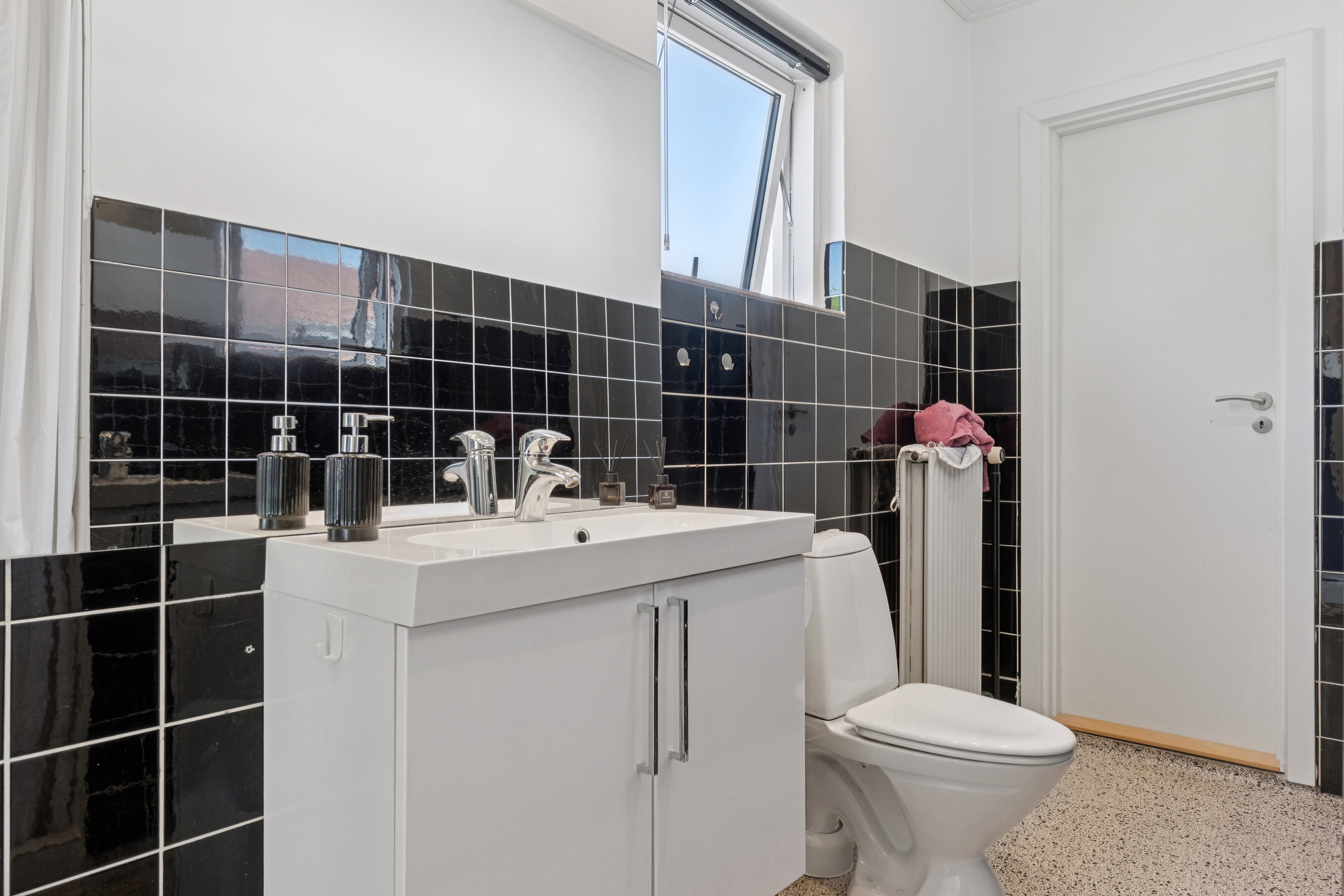 Fremhævet badeværelse billede i fuldskærmstilstand. Billede af Skovvej 18, 9800 Hjørring