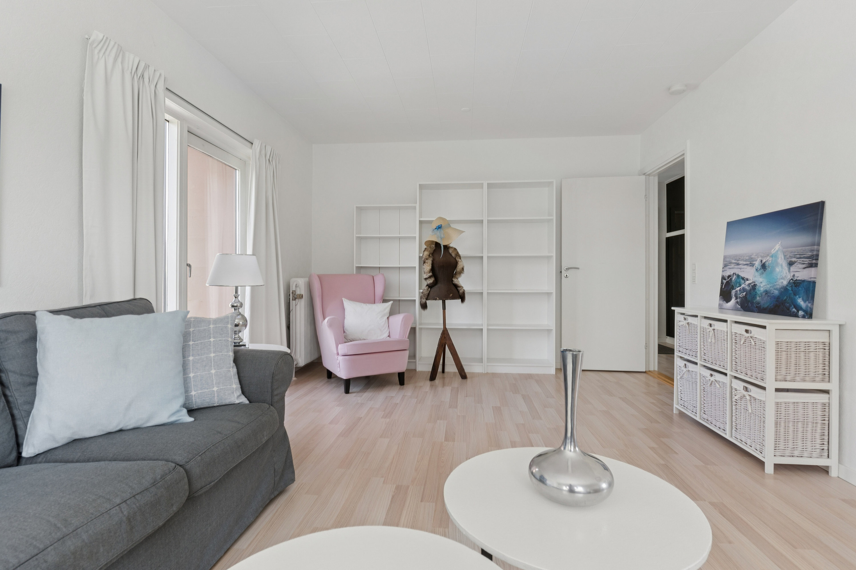 Fremhævet stue billede i fuldskærmstilstand. Billede af Skovvej 18, 9800 Hjørring