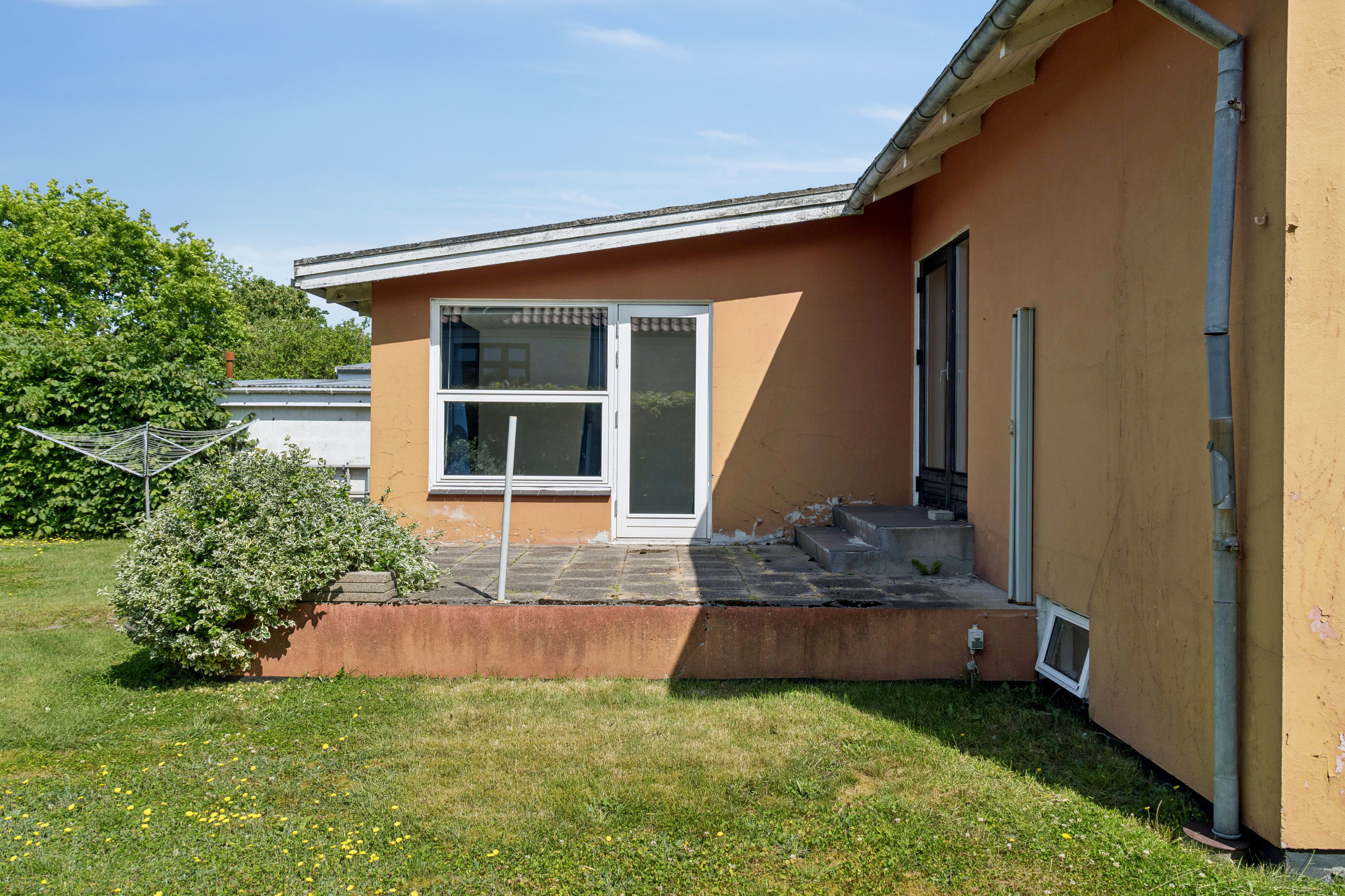 Fremhævet set fra haven billede i fuldskærmstilstand. Billede af Skovvej 18, 9800 Hjørring