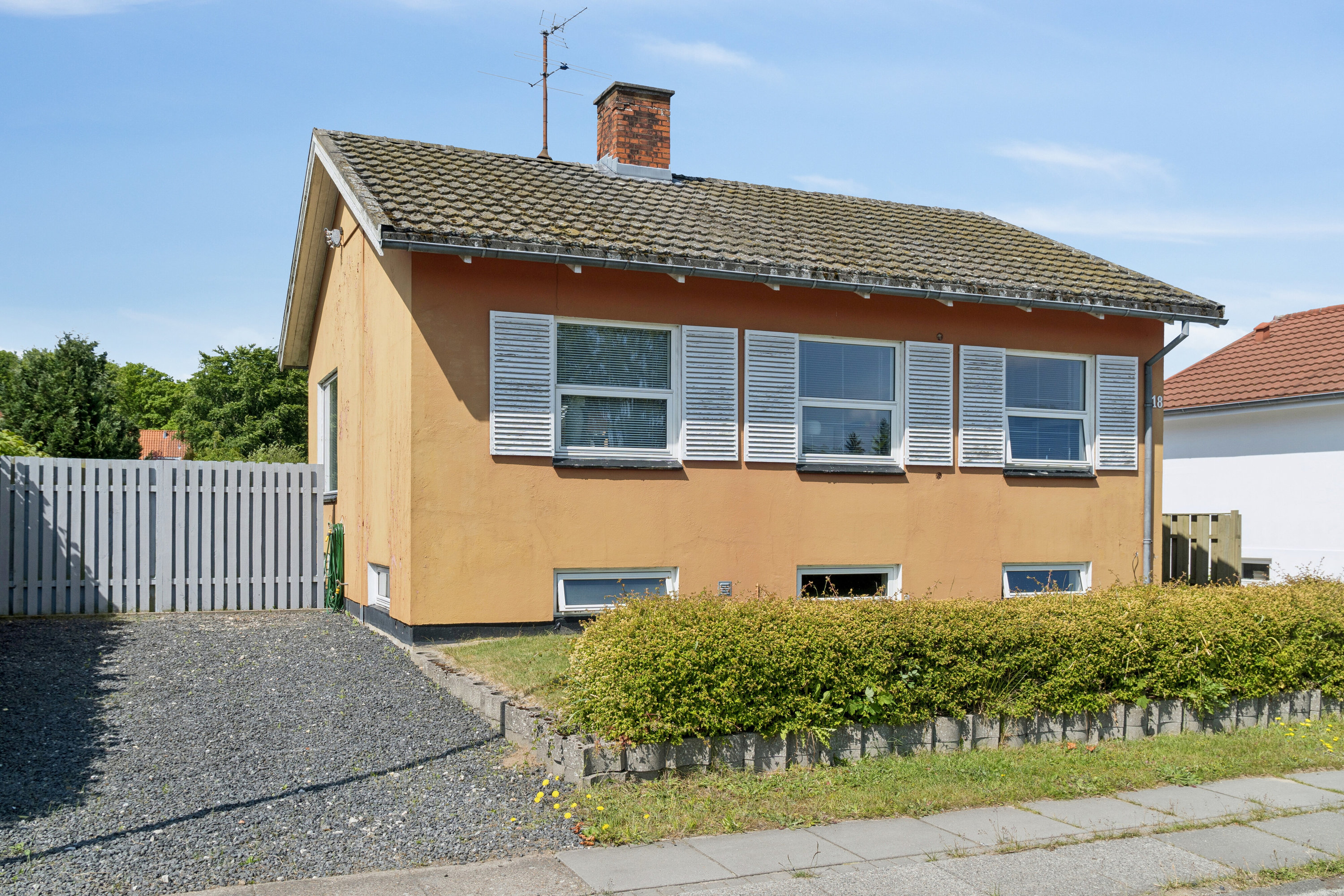 Fremhævet set fra vejen billede i fuldskærmstilstand. Billede af Skovvej 18, 9800 Hjørring