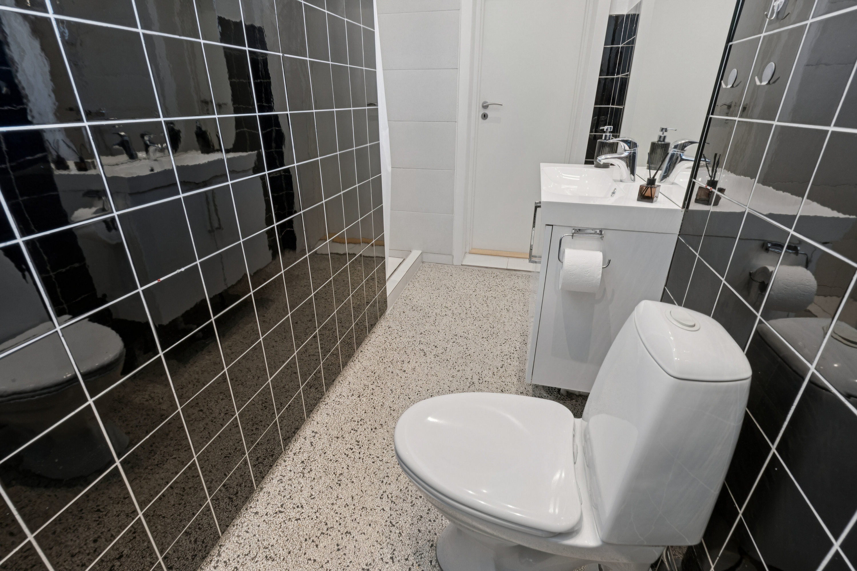 Fremhævet badeværelse billede i fuldskærmstilstand. Billede af Skovvej 18, 9800 Hjørring