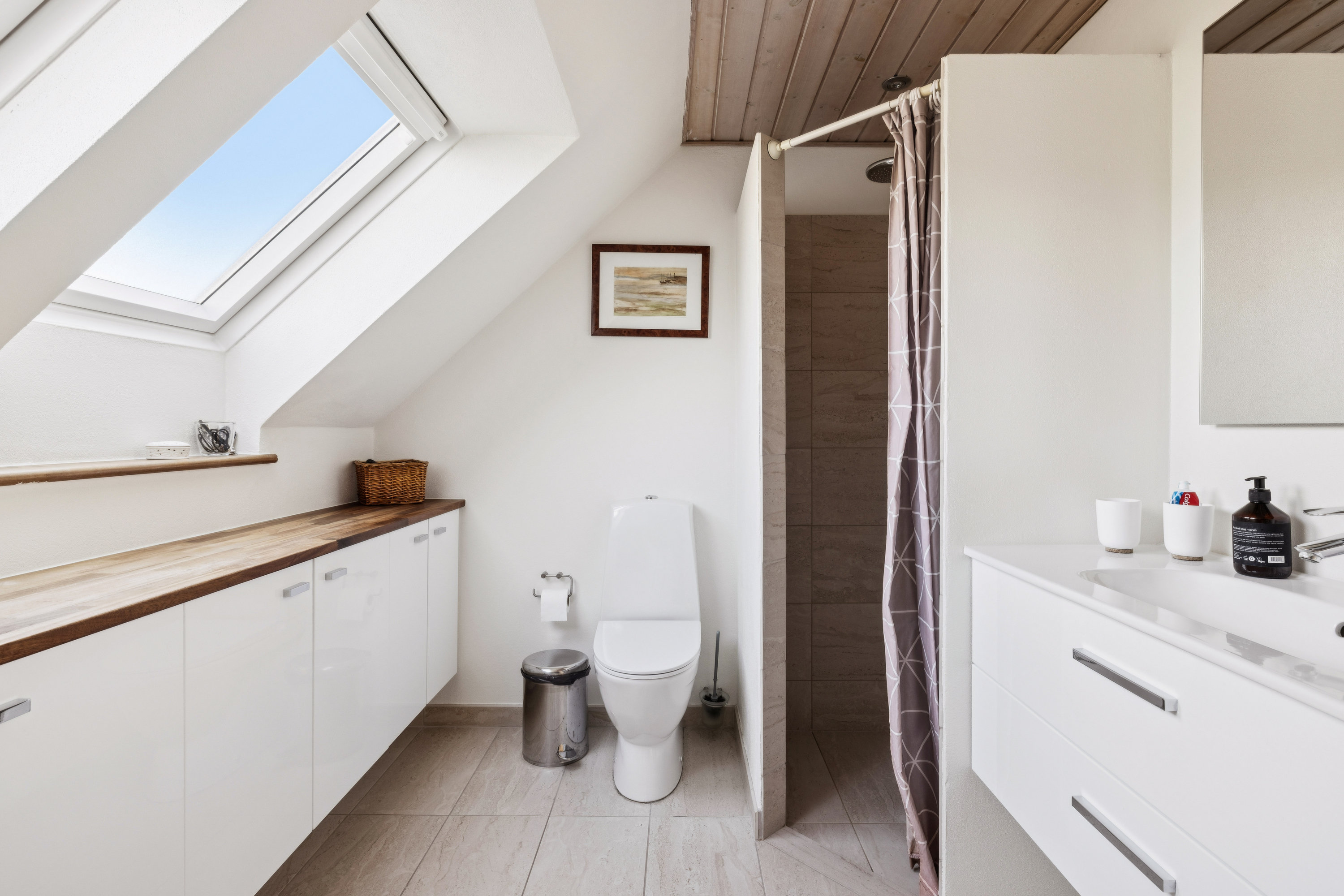 Fremhævet badeværelse billede i fuldskærmstilstand. Billede af Tjurvej 6, 8410 Rønde