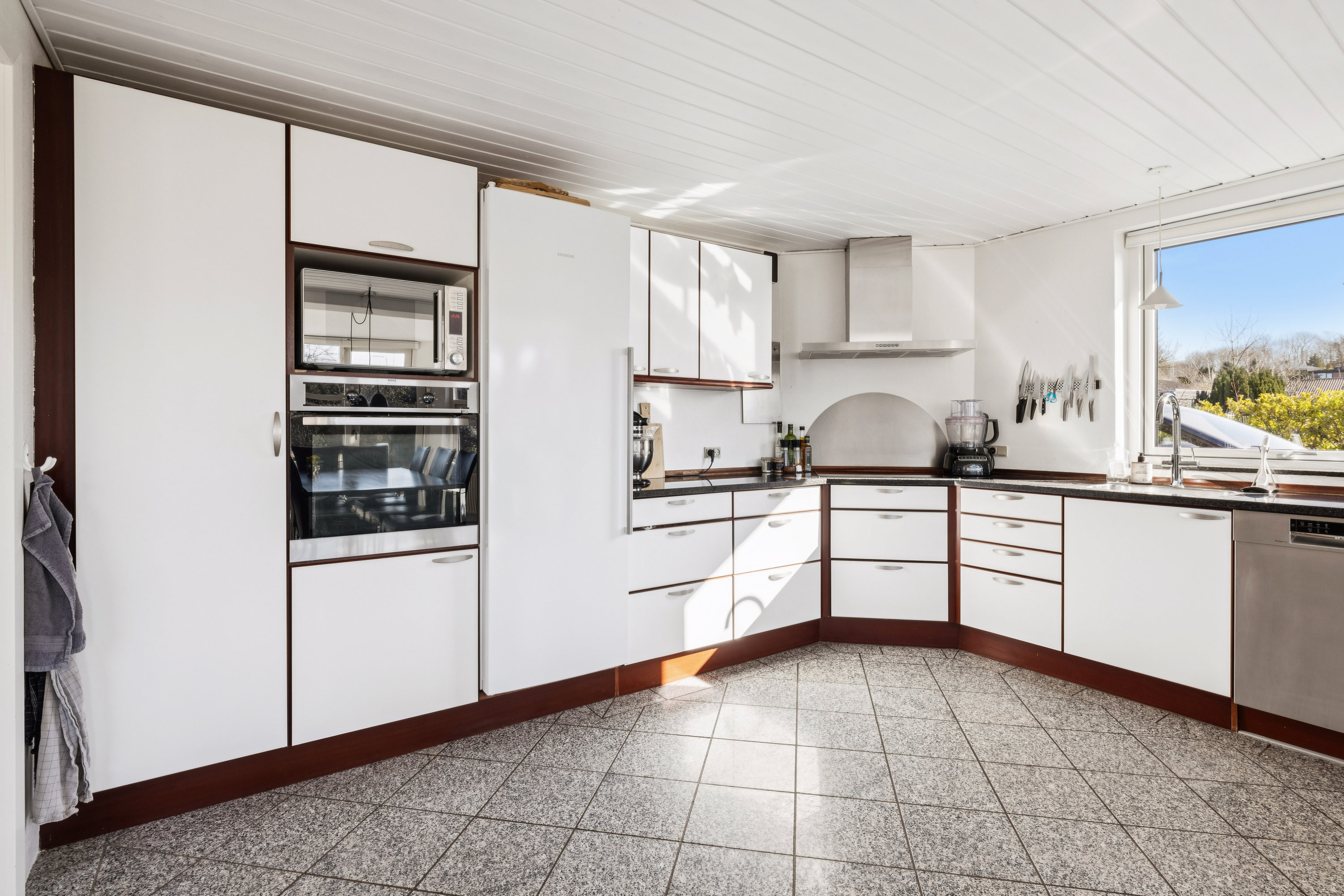 Fremhævet køkken billede i fuldskærmstilstand. Billede af Tjurvej 6, 8410 Rønde