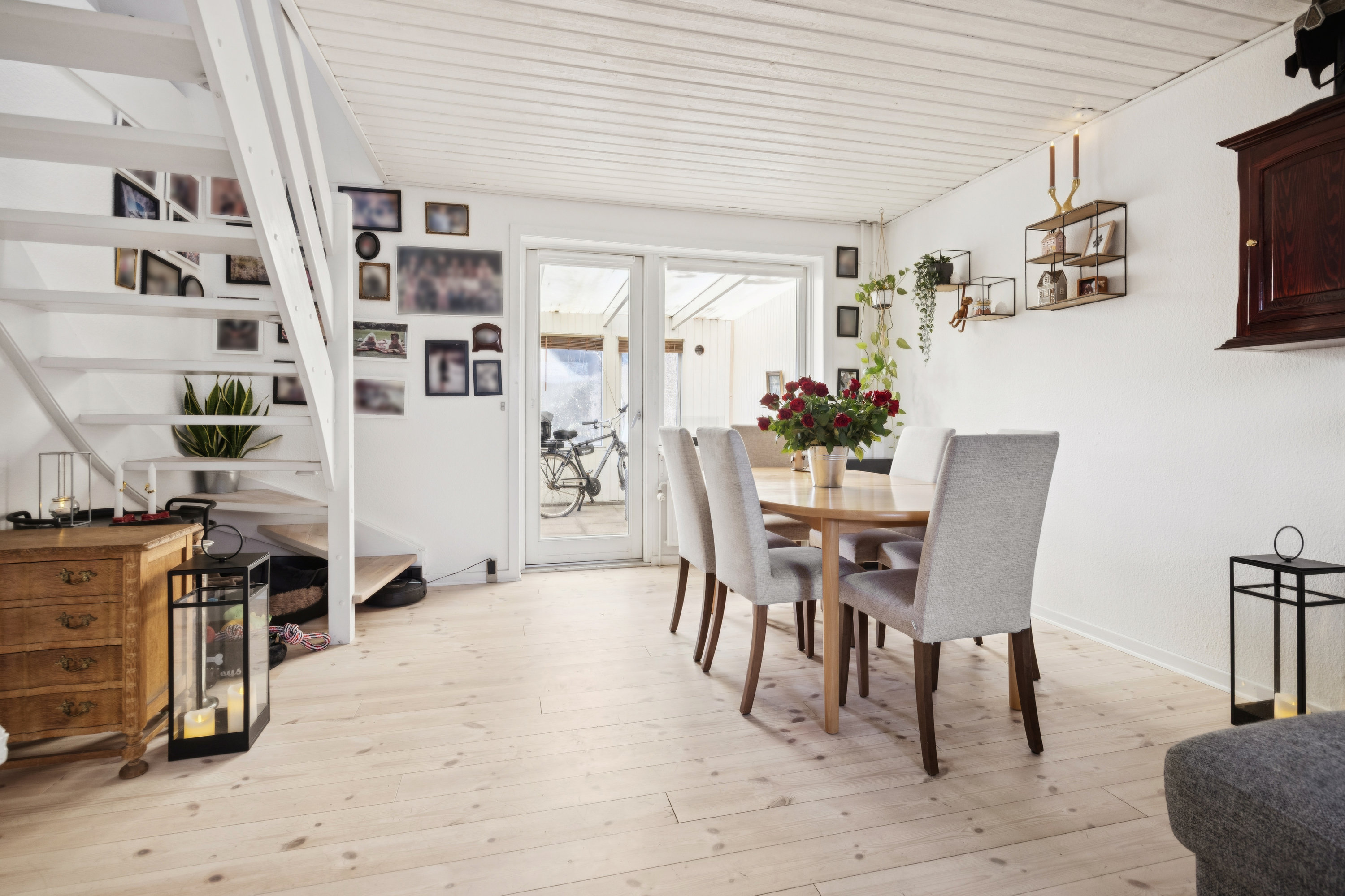 Fremhævet stue billede i fuldskærmstilstand. Billede af Vestbjerggårdvej 27, 9380 Vestbjerg