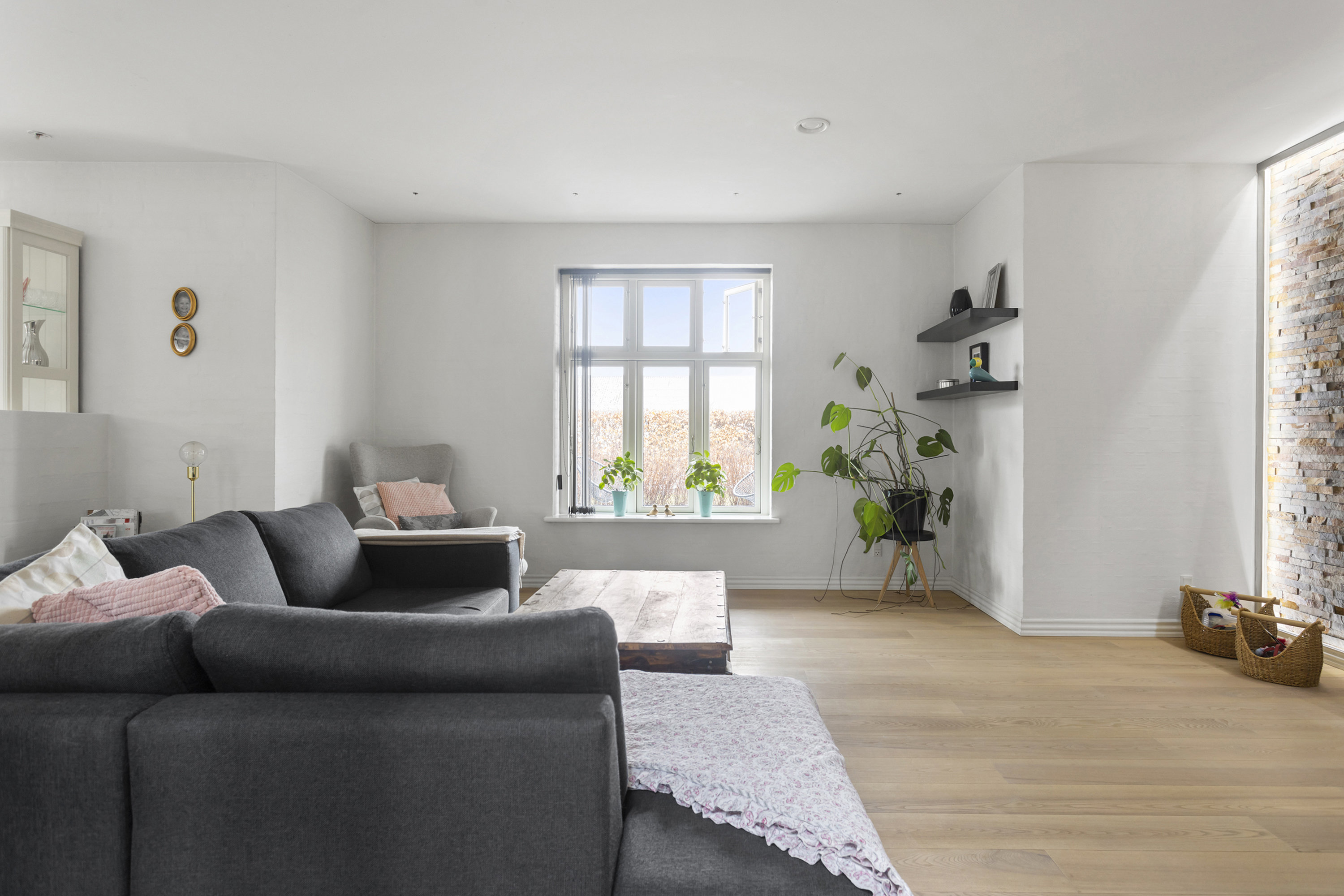 Fremhævet stue billede i fuldskærmstilstand. Billede af Åhavevej 9, Voerså, 9300 Sæby