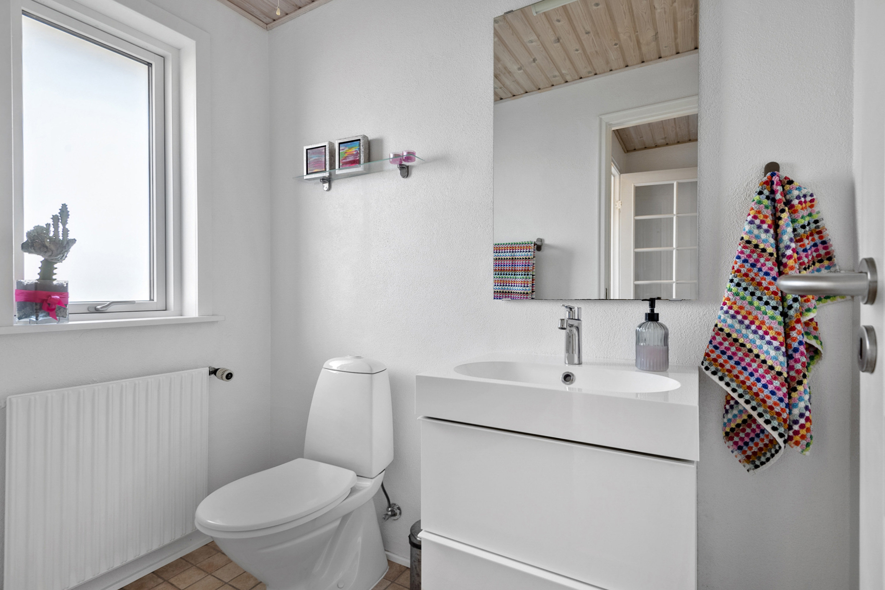 Fremhævet toilet billede i fuldskærmstilstand. Billede af Toftevangen 20, Bryndum, 6715 Esbjerg N