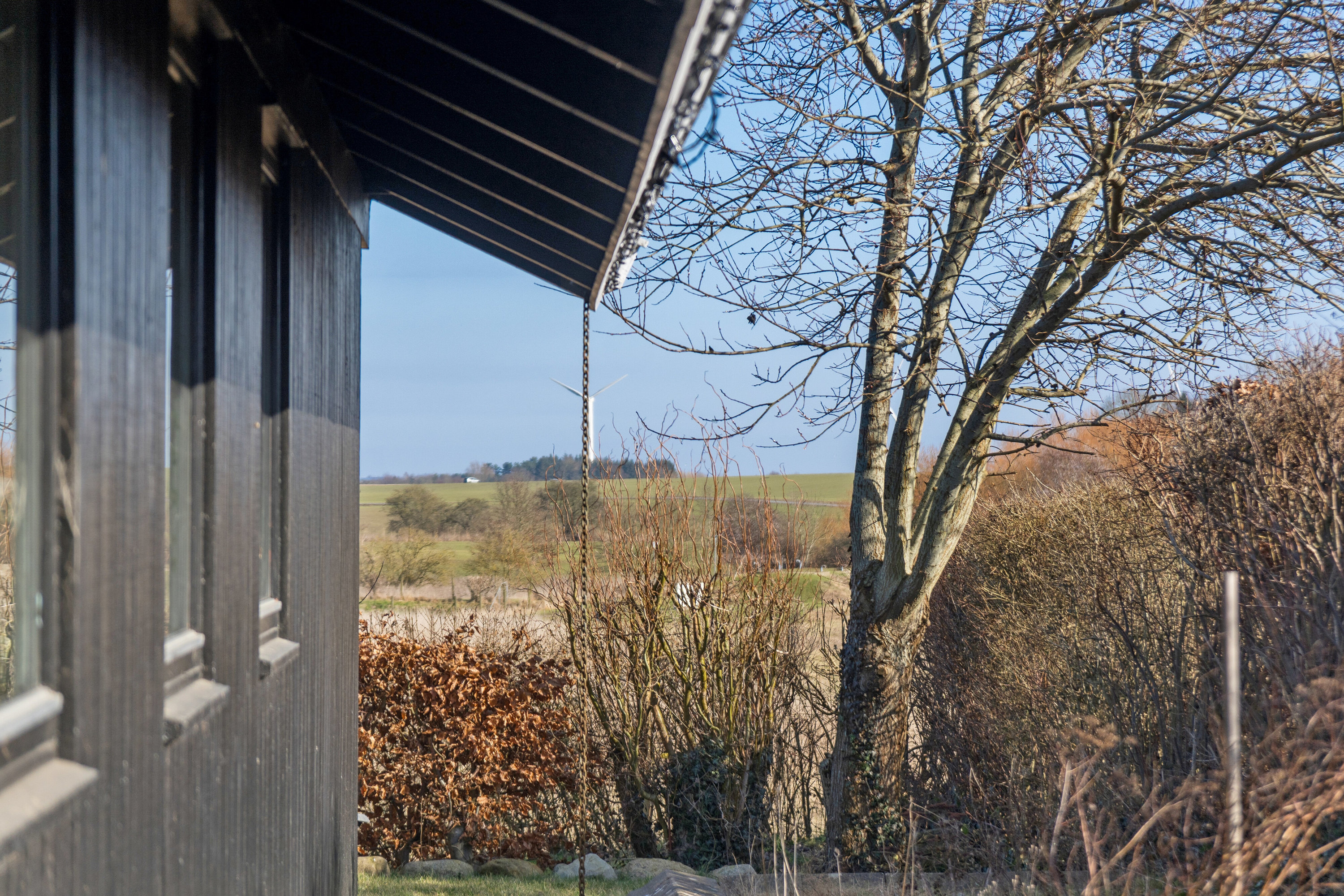 Fremhævet udendørs billede i fuldskærmstilstand. Billede af Svalevej 3, 4591 Føllenslev