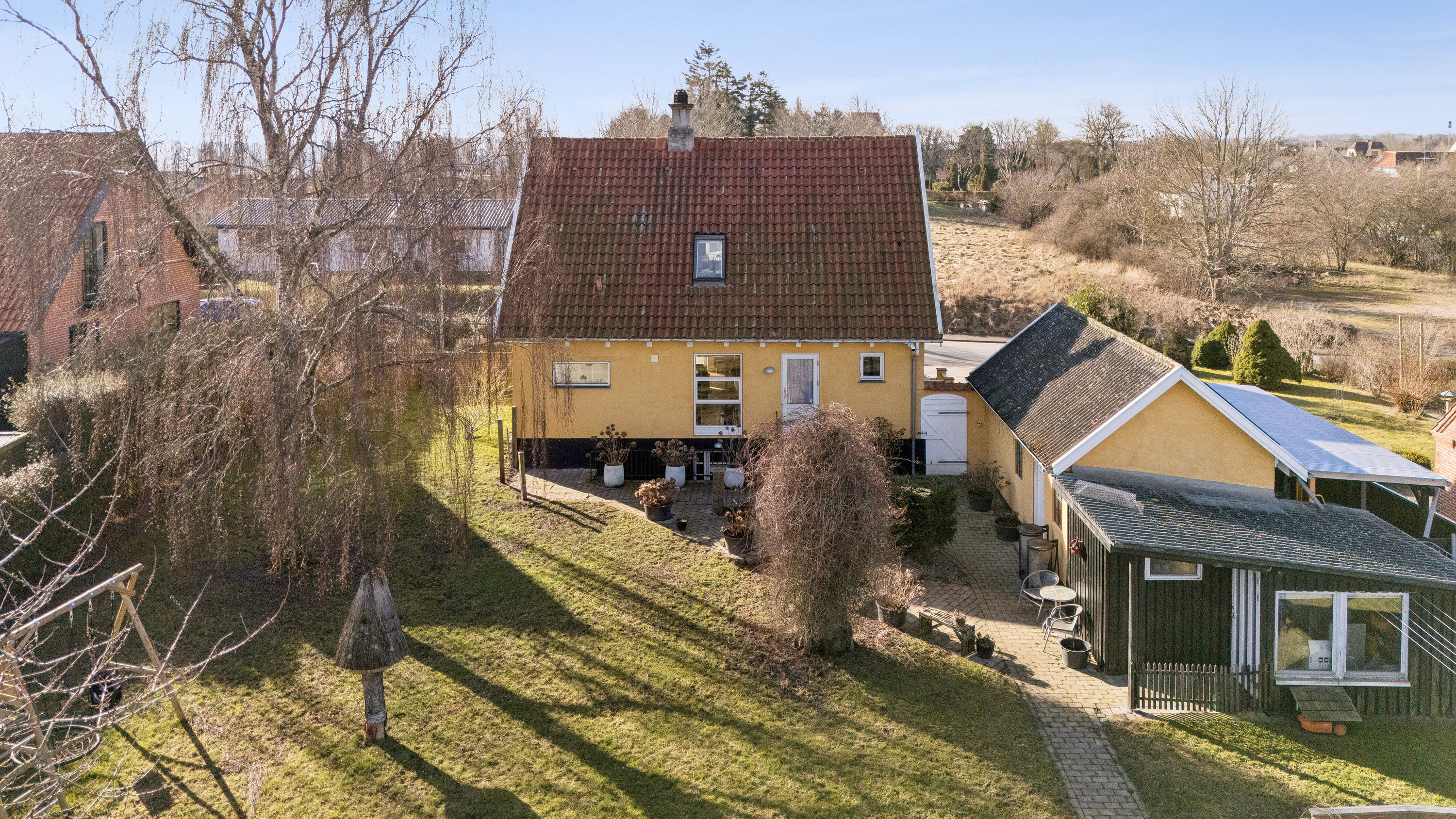 Fremhævet set fra haven billede i fuldskærmstilstand. Billede af Bakkekammen 1, 4560 Vig