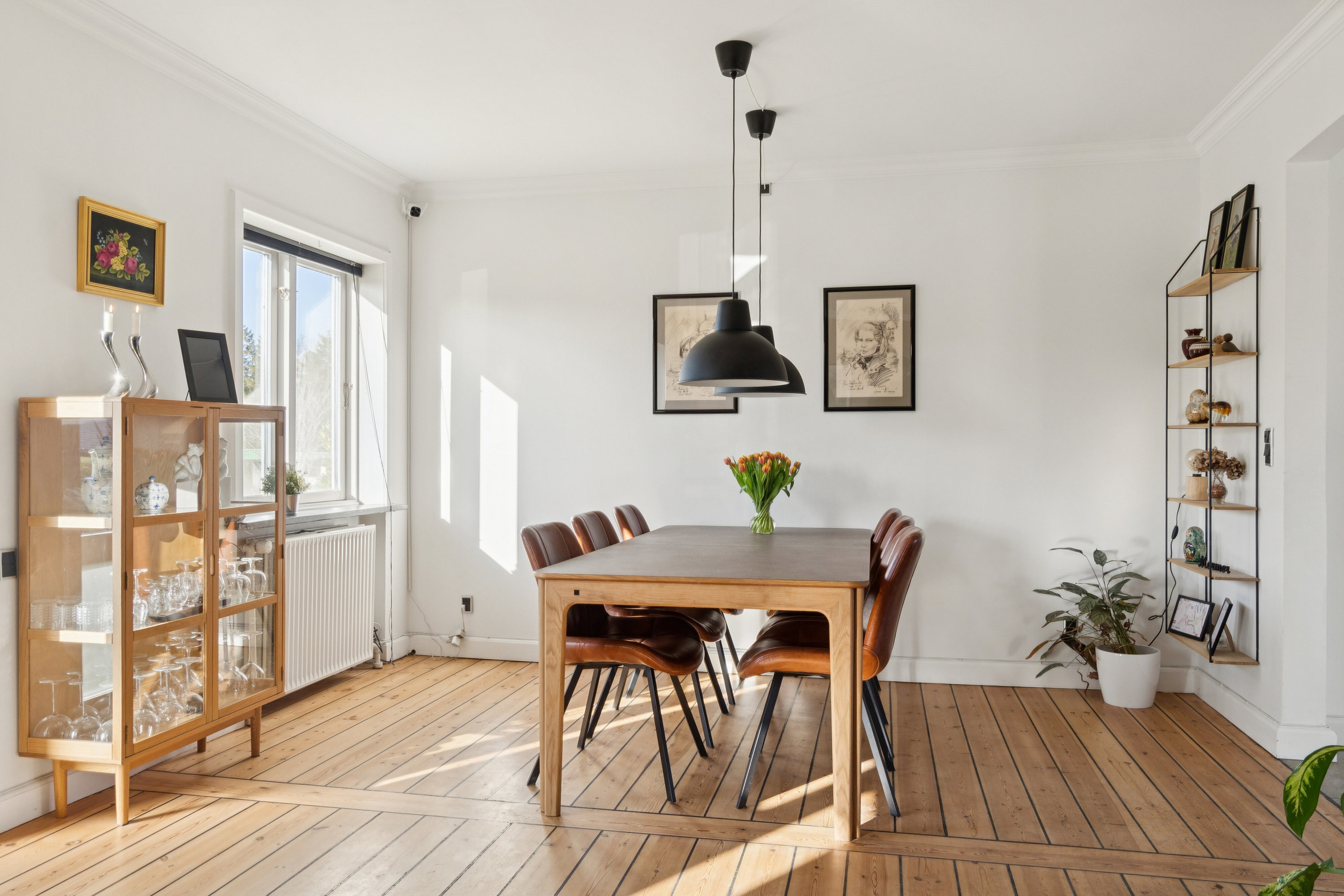 Fremhævet spisestue billede i fuldskærmstilstand. Billede af Bakkekammen 1, 4560 Vig