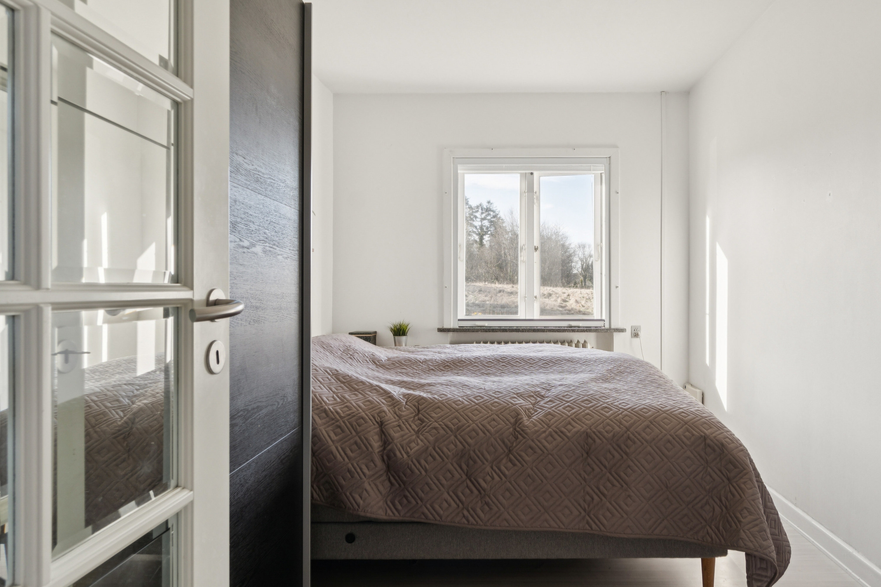 Fremhævet soveværelse billede i fuldskærmstilstand. Billede af Bakkekammen 1, 4560 Vig