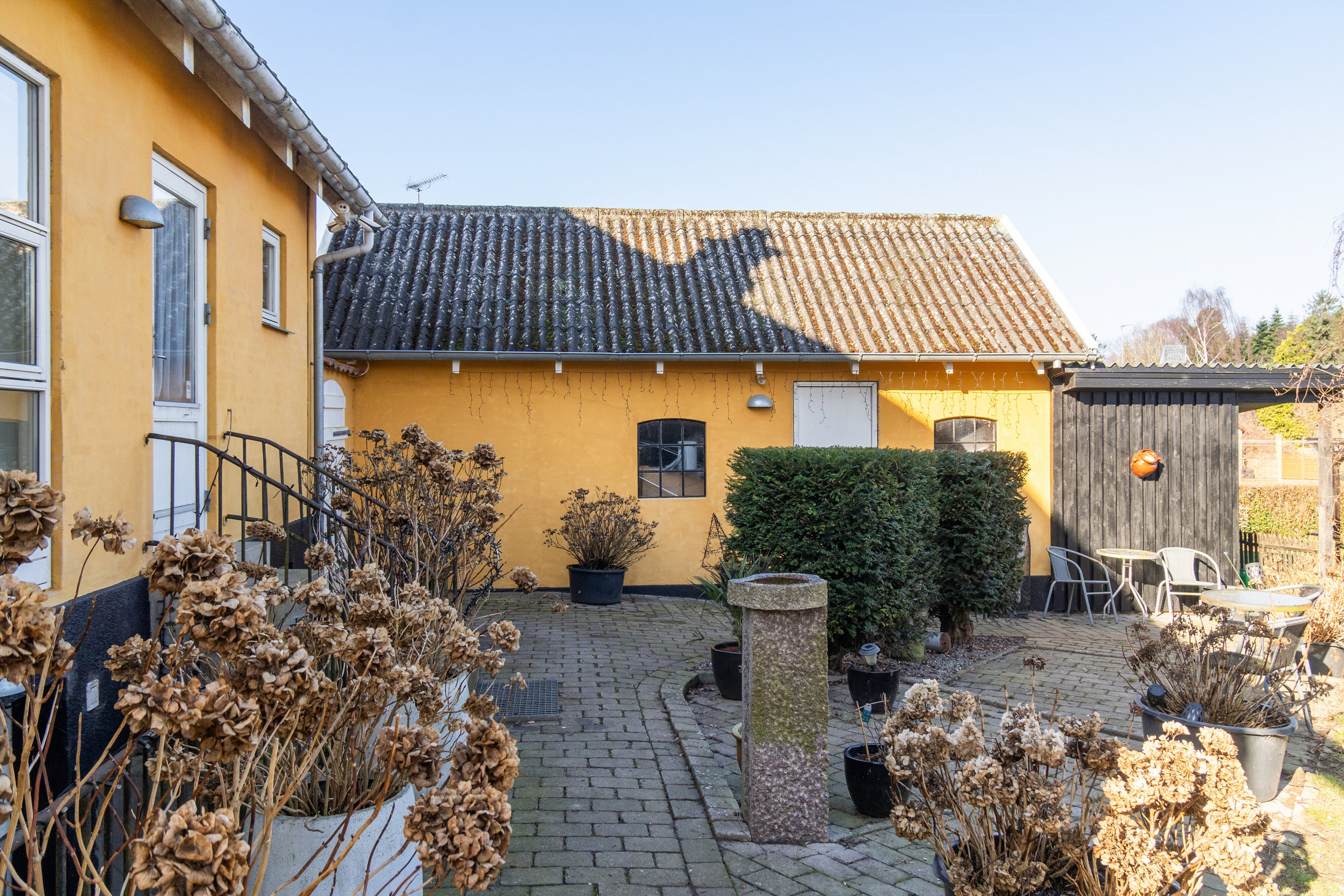 Fremhævet set fra haven billede i fuldskærmstilstand. Billede af Bakkekammen 1, 4560 Vig