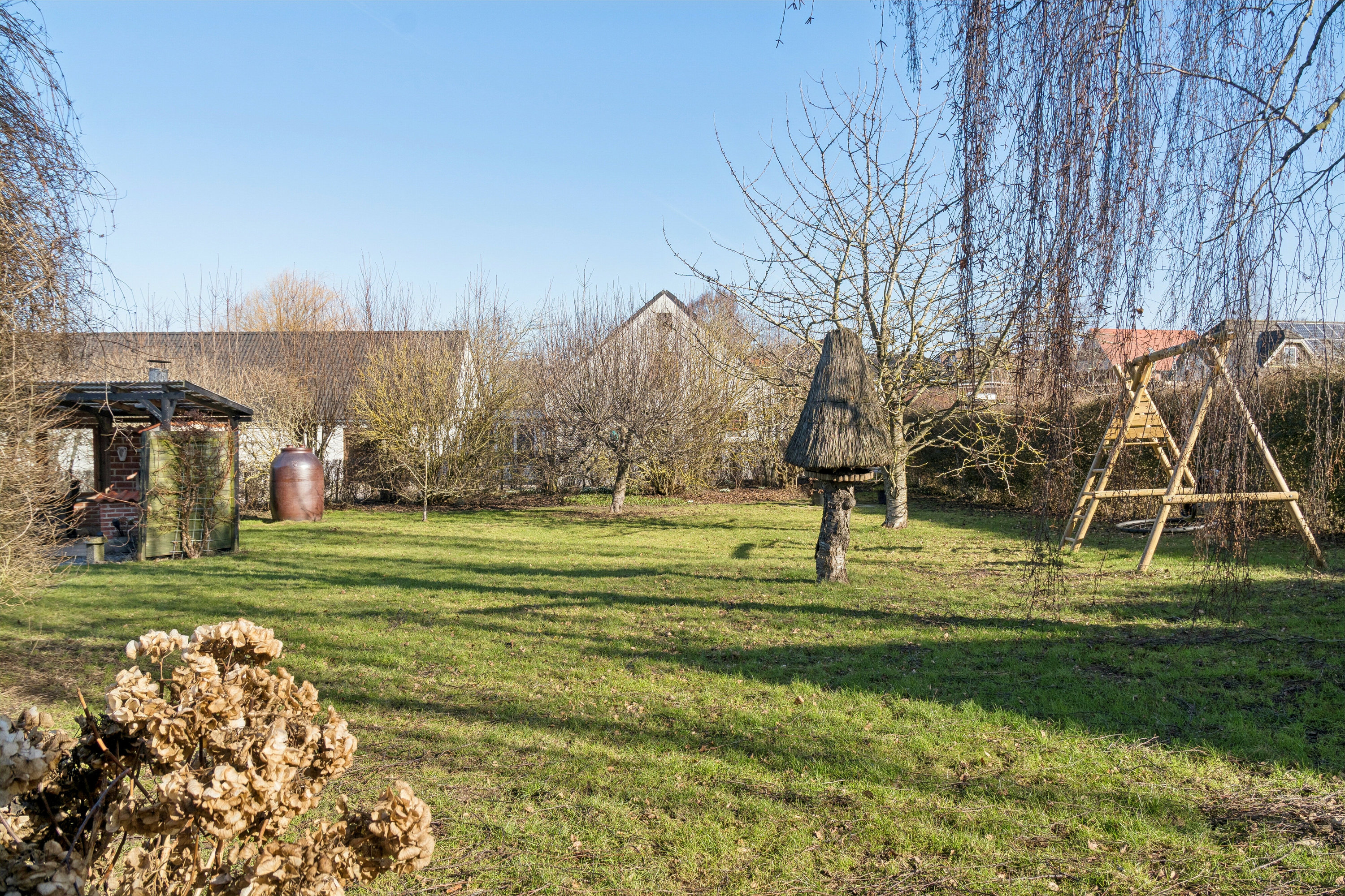 Fremhævet set fra haven billede i fuldskærmstilstand. Billede af Bakkekammen 1, 4560 Vig