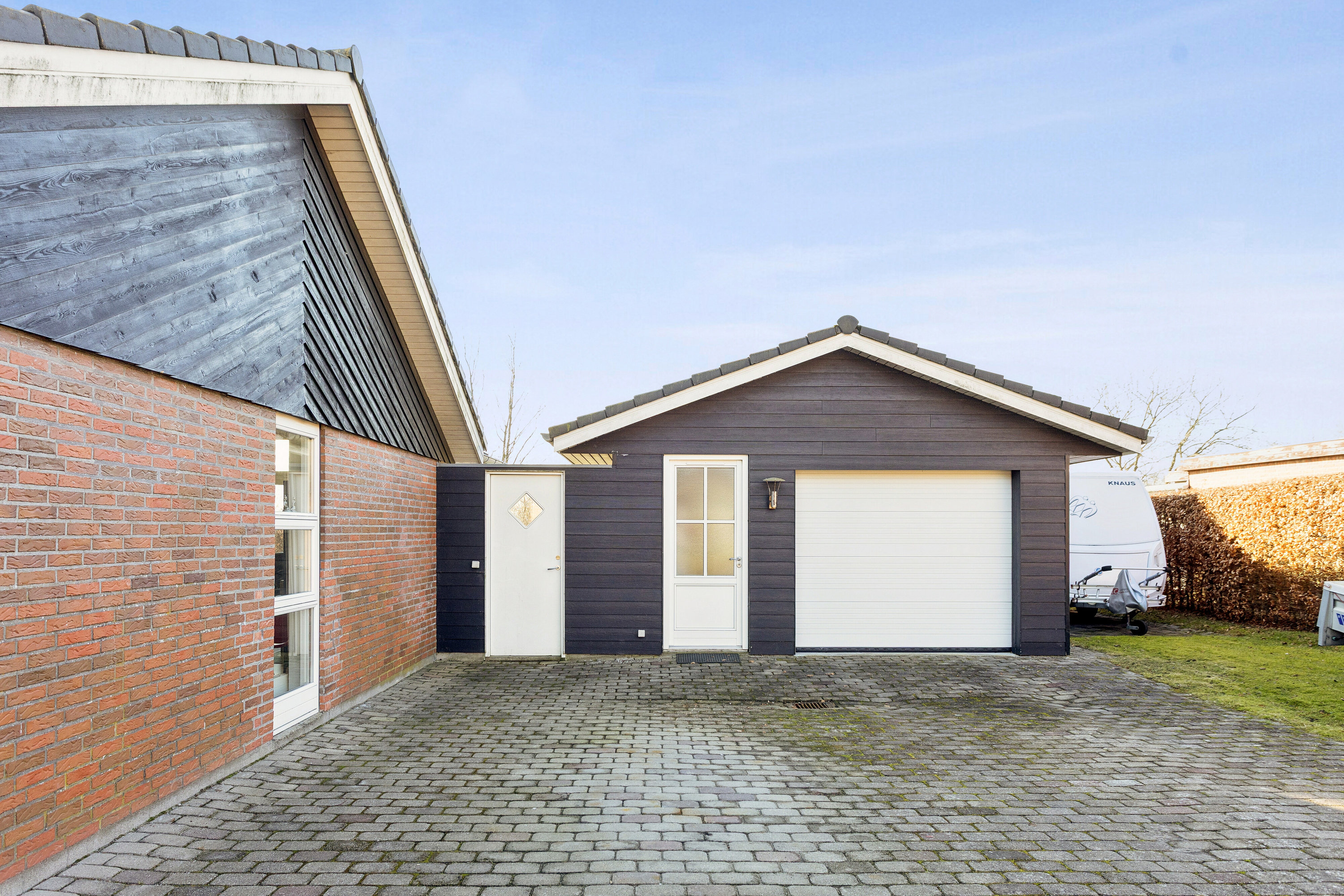 Fremhævet set fra haven billede i fuldskærmstilstand. Billede af Muskatvænget 9, 5772 Kværndrup