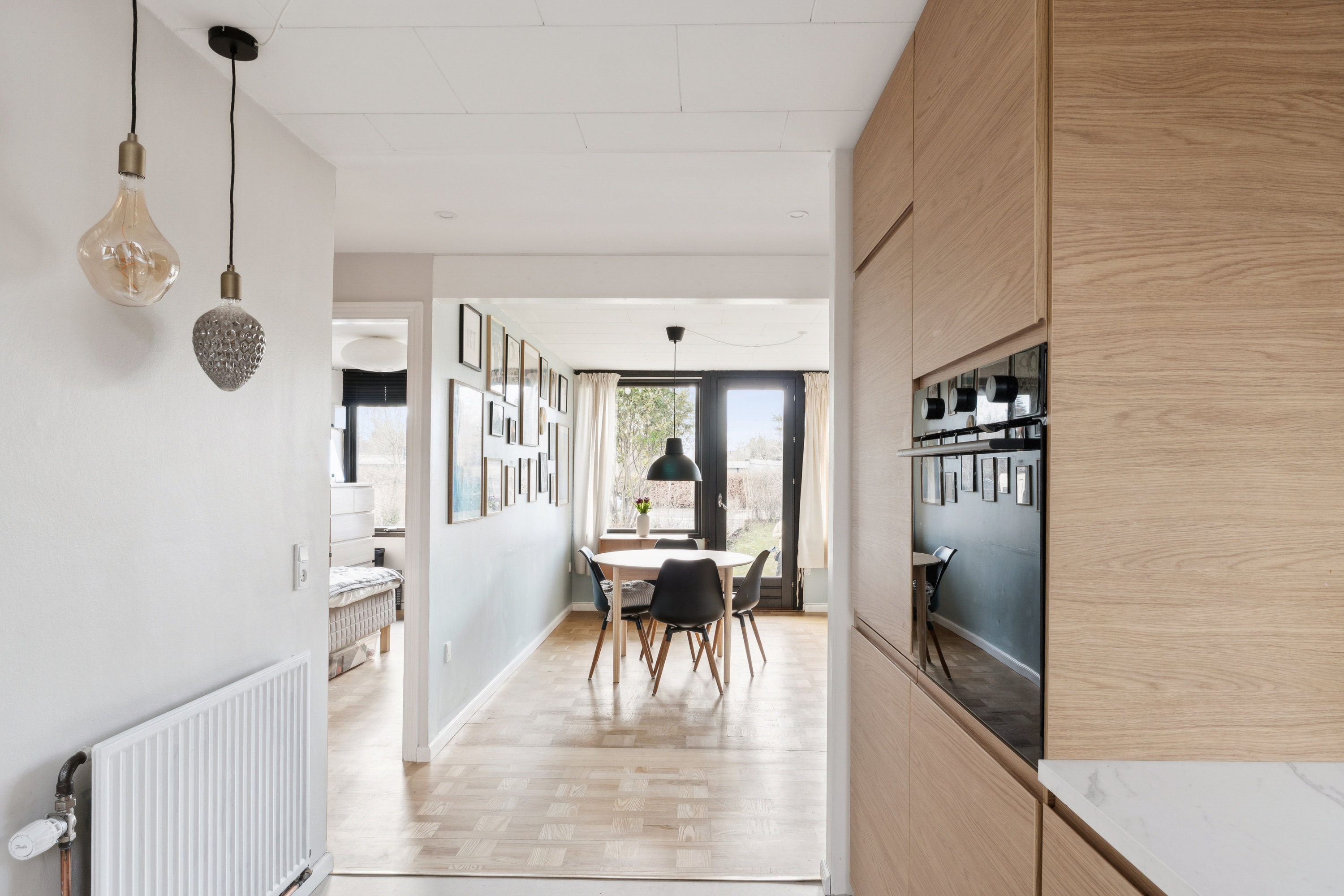 Fremhævet stue billede i fuldskærmstilstand. Billede af Åkandevej 28, 3500 Værløse