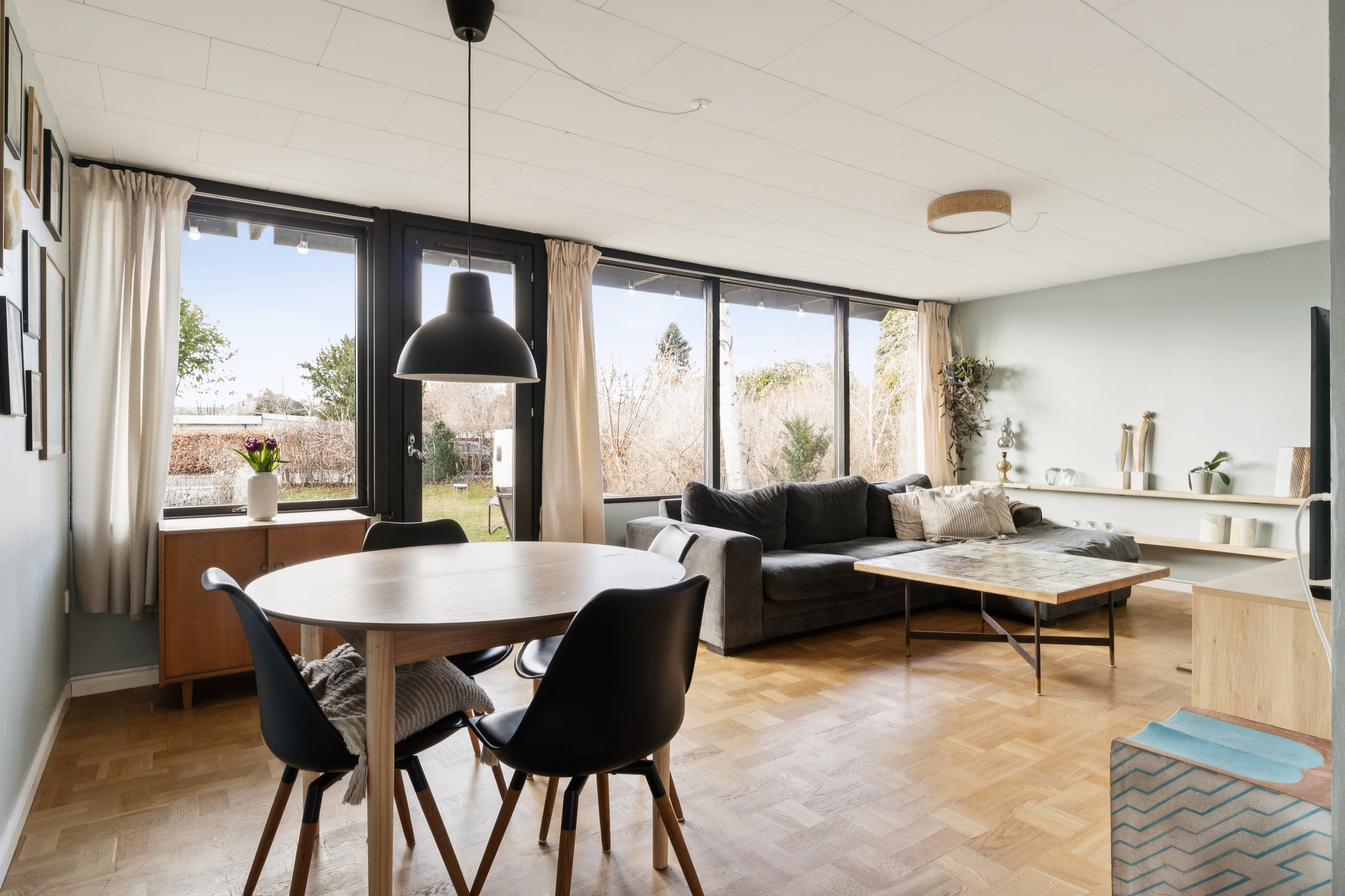 Fremhævet stue billede i fuldskærmstilstand. Billede af Åkandevej 28, 3500 Værløse