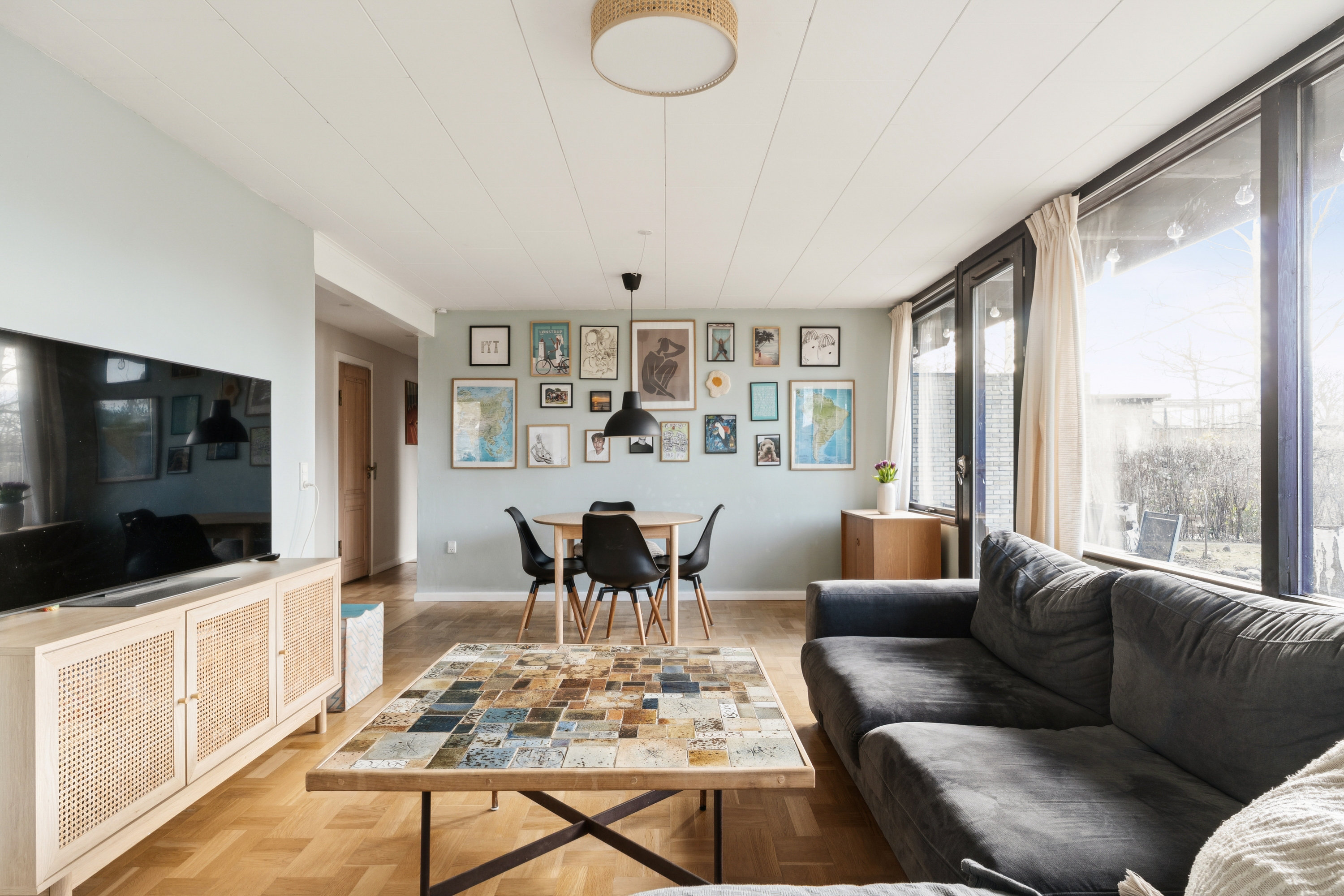 Fremhævet stue billede i fuldskærmstilstand. Billede af Åkandevej 28, 3500 Værløse