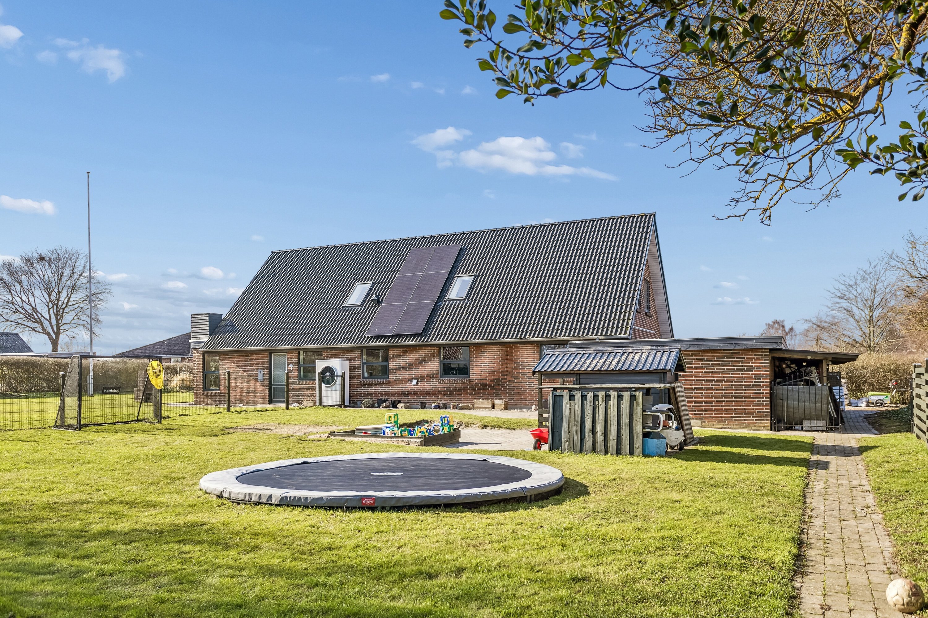 Fremhævet set fra haven billede i fuldskærmstilstand. Billede af Hovmarken 27, Skellerup, 5540 Ullerslev