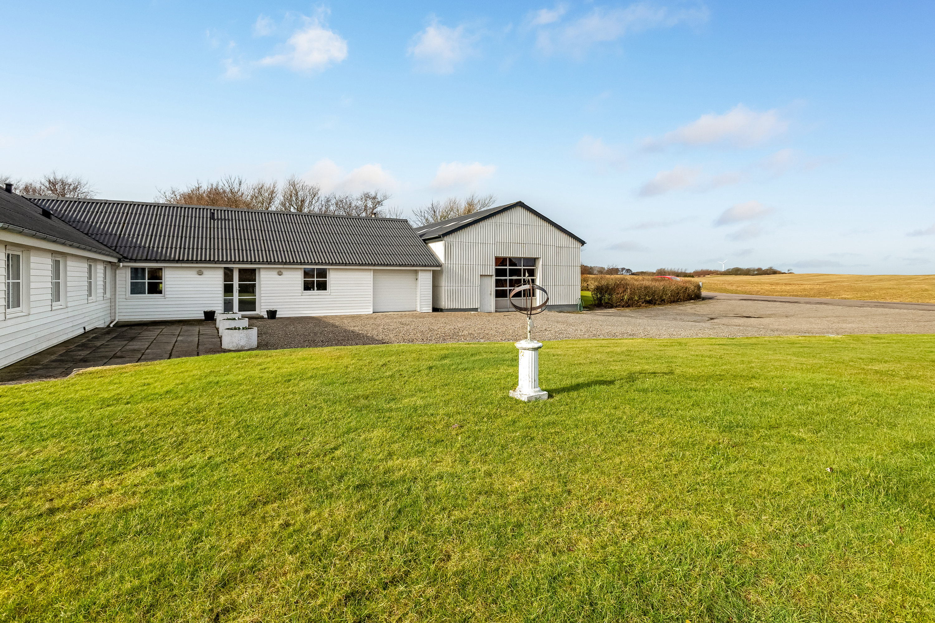 Fremhævet gårdsplads billede i fuldskærmstilstand. Billede af Knakkervej 68, Dybe, 7620 Lemvig