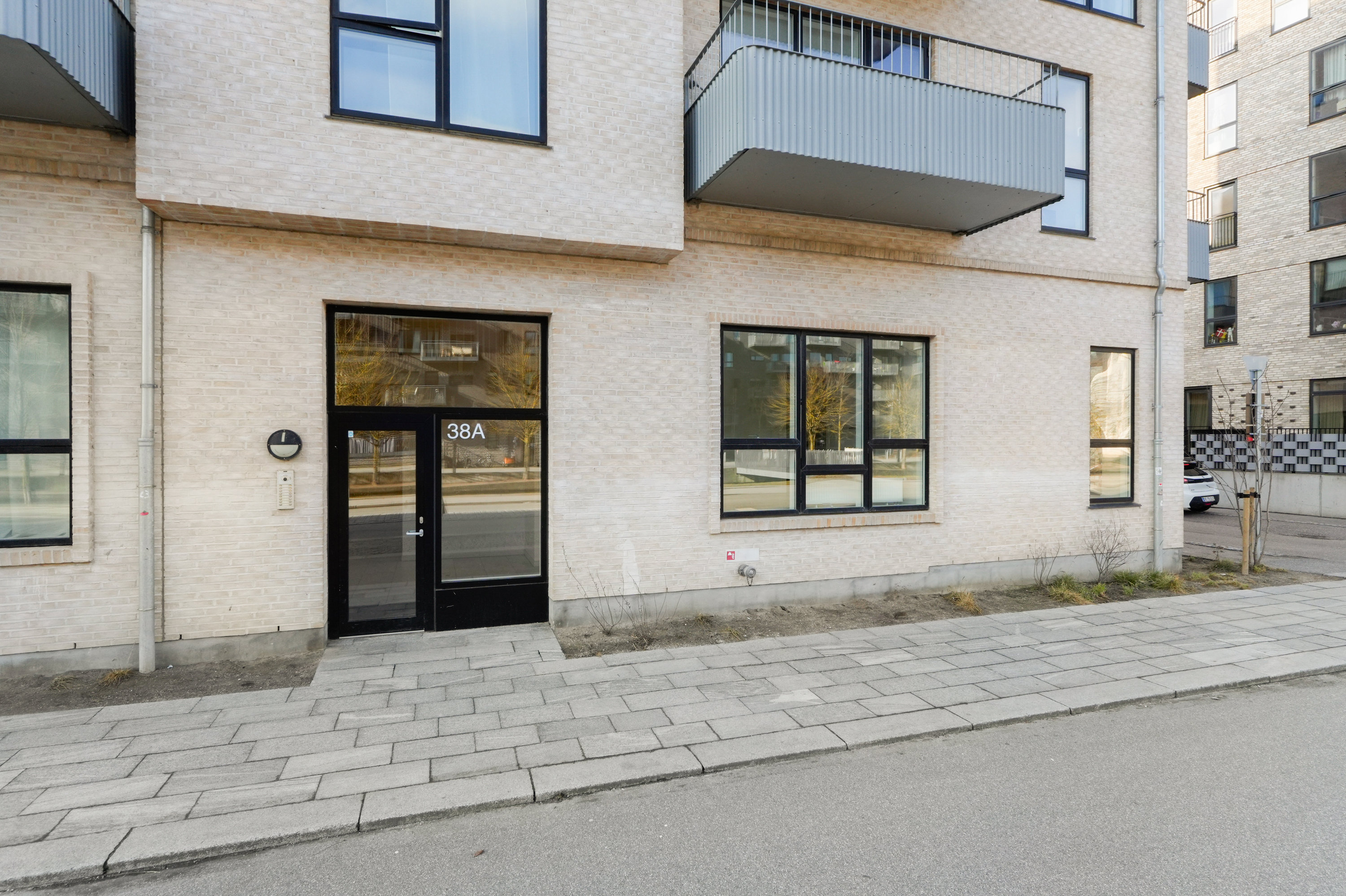 Fremhævet facade billede i fuldskærmstilstand. Billede af Robert Jacobsens Vej 38A, st.. th., 2300 København S