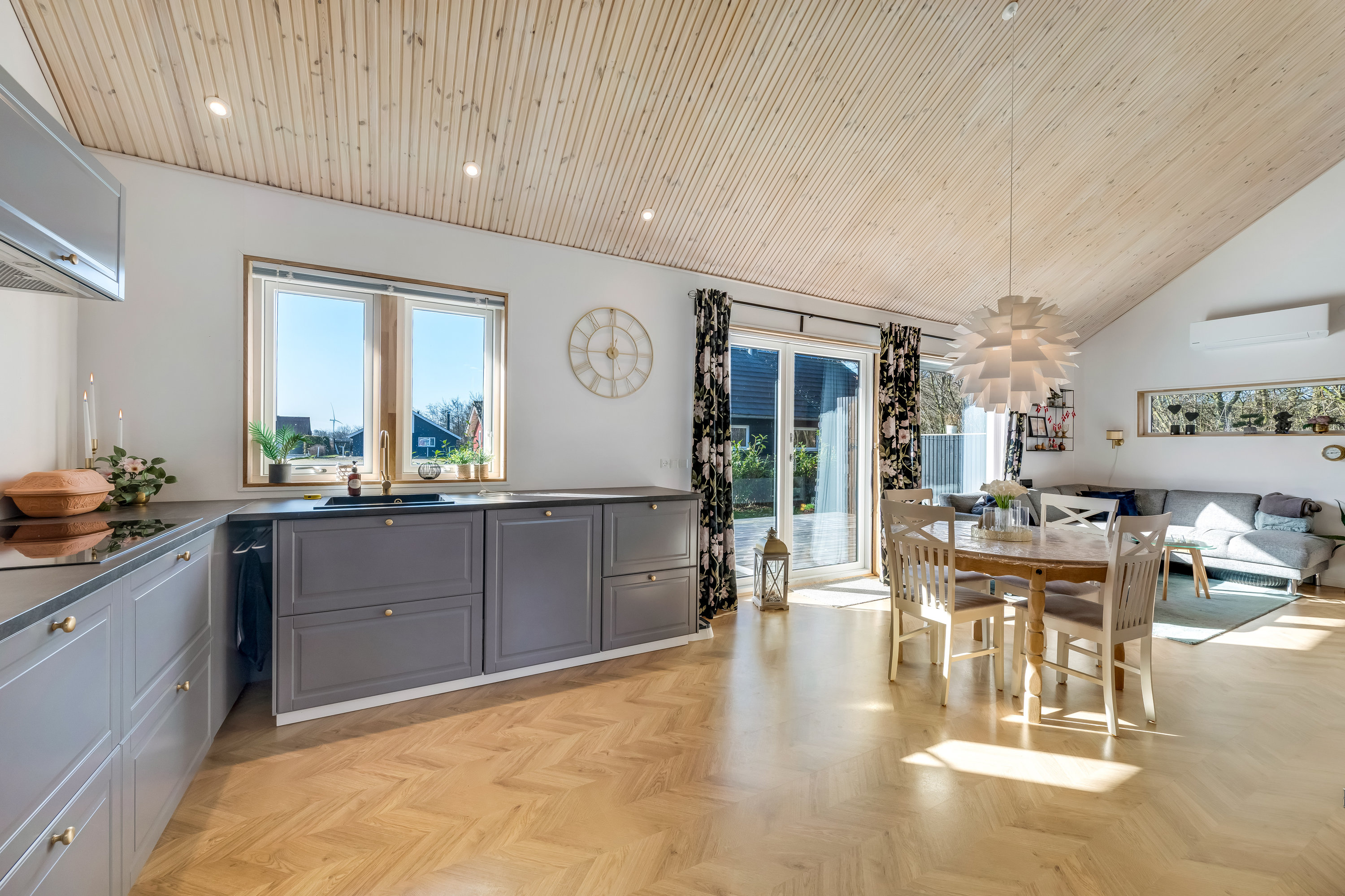 Fremhævet køkken billede i fuldskærmstilstand. Billede af Bork Hytteby 103, Bork Havn, 6893 Hemmet